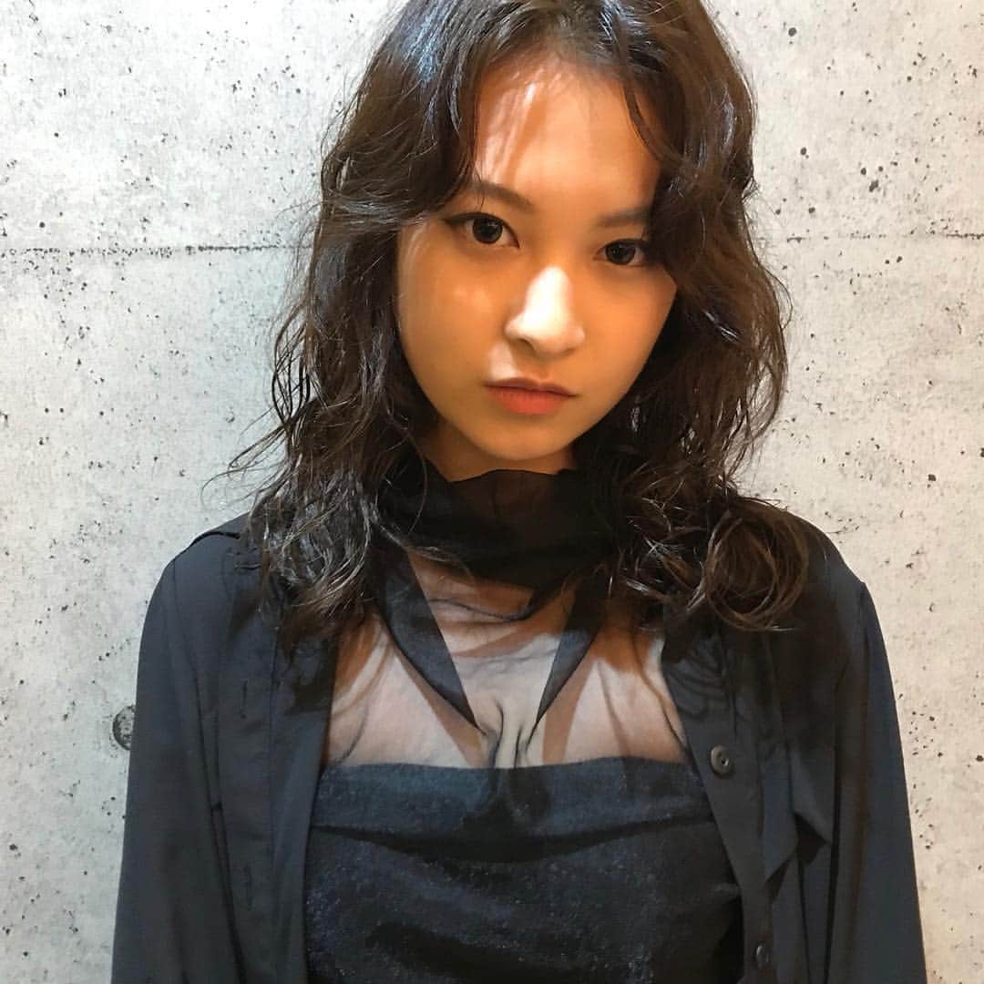 梶川永遠のインスタグラム：「秋カラーにチェンジ✌︎ 痛みすぎて大変なことになってたから落ち着いてイイ感じ🙆  @ap05i  さんありがとうございましたーっ💗 ・ ・ ・ #haircolor #hairstyle #オリーブカラー  #秋カラー #autumnhaircolor #堀江 #南堀江 #北堀江」
