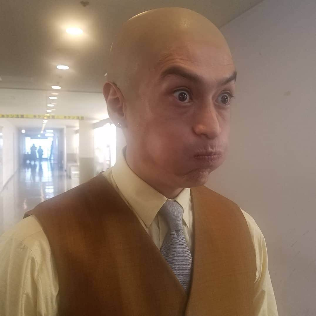 日本テレビ「サバイバル・ウェディング」さんのインスタグラム写真 - (日本テレビ「サバイバル・ウェディング」Instagram)「編集長が丸坊主の謎‼️ #なぜこんなことにっ #その謎は今夜10時っ #カツラからのスキンヘッド特殊メイク #伊勢谷さん頭の熱い夏 #大変ご苦労様でしたっ #サバイバルウェディング  #サバ婚 #感動の最終回は今夜10時 #感動するのよ #ちょっと様子がおかしいですがw #是非リアタイで見届けてください #伊勢谷友介」9月22日 19時00分 - survivalwedding