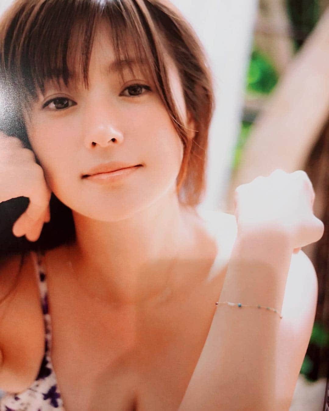 福王寺彩野さんのインスタグラム写真 - (福王寺彩野Instagram)「今日発売の深田恭子ちゃん写真集💙『Blue Palpitations』🏄‍♀️✨ 表紙や中ページでAHKAHのピープネックレス👓とミアブレスレットを沢山着用してくれています😍 とっっっても可愛いので是非皆さんチェックして下さい❣️ #深田恭子 #深キョン #写真集 #bluepalpitations #AHKAH #jewelry #hawaii #kyokofukada #bff #specialthanks @tsugumiw」9月22日 19時15分 - ayano_fukuoji