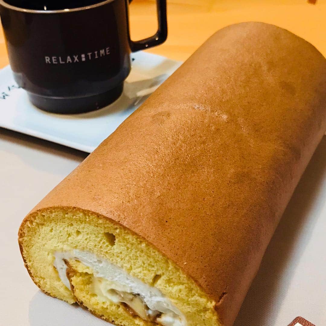 アイ・ウィッシュのインスタグラム：「ポップいい感じに仕上がりました。今日はキャラメルバナナロールケーキと美味しいコーヒーでリラックスタイム。 #キャラメルバナナのロールケーキ #テツヤロール」