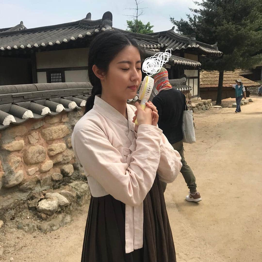 ナム・ジヒョンさんのインスタグラム写真 - (ナム・ジヒョンInstagram)「#백일의낭군님 모두 즐거운 추석 보내세요!!🌼🌼 추석에도 백일의 낭군님이 방송됩니당💜 더위를 선풍기로 이겨내려는 홍심이와 고운언니의 웃음소리 킬링 포인트..! 연지곤지 없는 혼례복 홍심이! 연결사진 찍는줄 알고 준비하던..!😦 이거 보면서 본방까지 좀만 버티시게..!」9月22日 20時21分 - hyuniiiiiii_95917