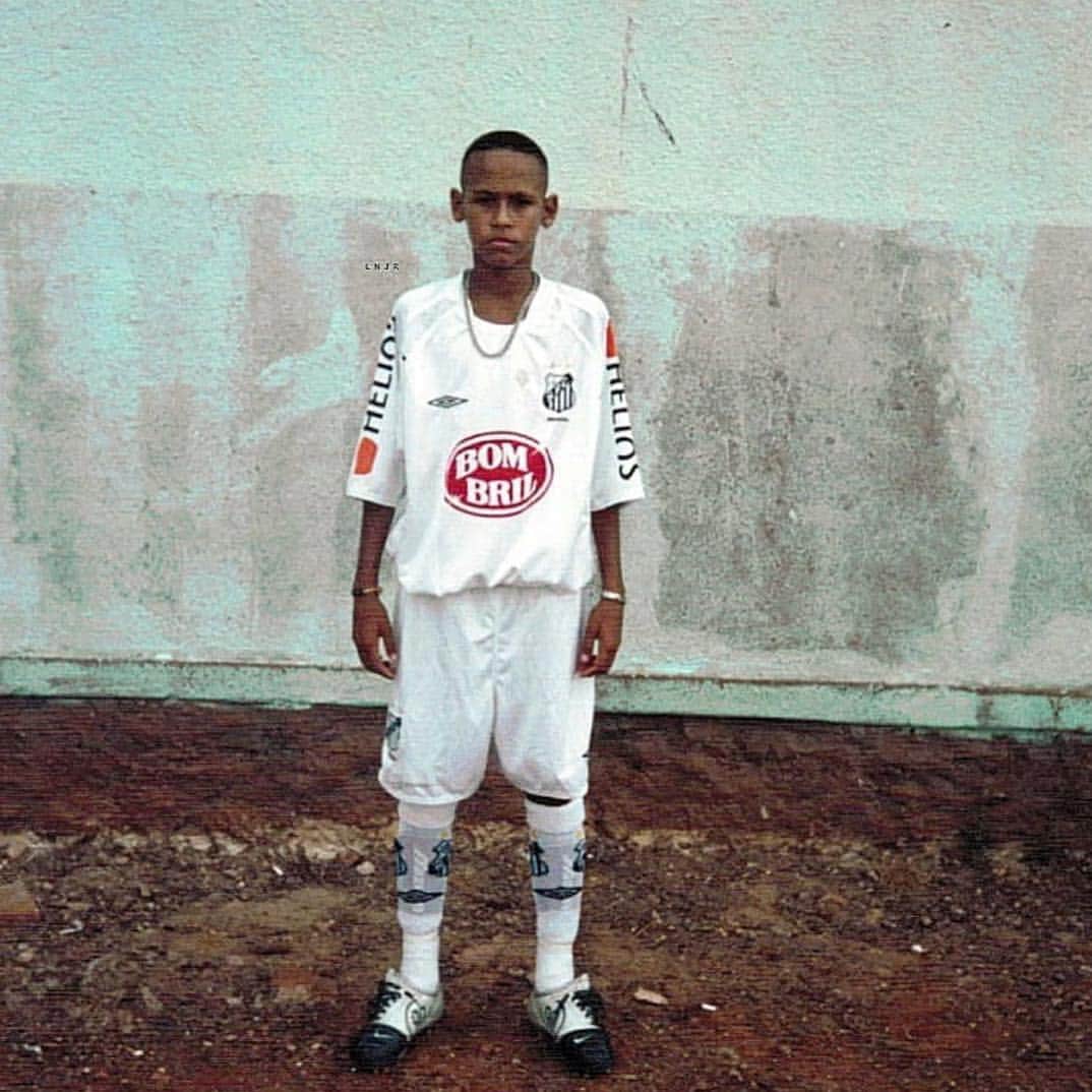 ネイマールさんのインスタグラム写真 - (ネイマールInstagram)「Essa época eu sonhava muito alto, mas não sabia que poderia alcançar muito mais do que imaginava. Obrigado Deus por me fazer amar tanto o futebol 🙏🏽❤️⚽️ “meu nome é favela...” 🎶」9月22日 20時18分 - neymarjr