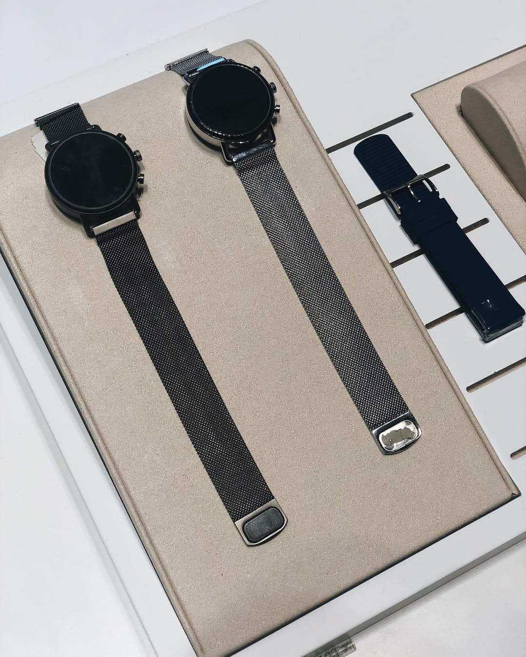 岩本ライラさんのインスタグラム写真 - (岩本ライラInstagram)「@skagendenmark SKAGEN(スカーゲン） タッチスクリーンスマートウォッチ「Falster 2」新作を試して来ました。 スマートウォッチの機能性についてあまり知らなかったのですが今回このような機会をいただき、画期的で普段の服に合わせられるデザイン性に優れた時計に出会えて嬉しく思います！私はシルバーにしました楽しみ👼🏻 銀座 東急プラザにてこの三連休で期間限定でPOP UPやってますのでぜひ試してみてください。 #SKAGEN #スカーゲン #myskagen #pr」9月22日 21時08分 - lylaa05