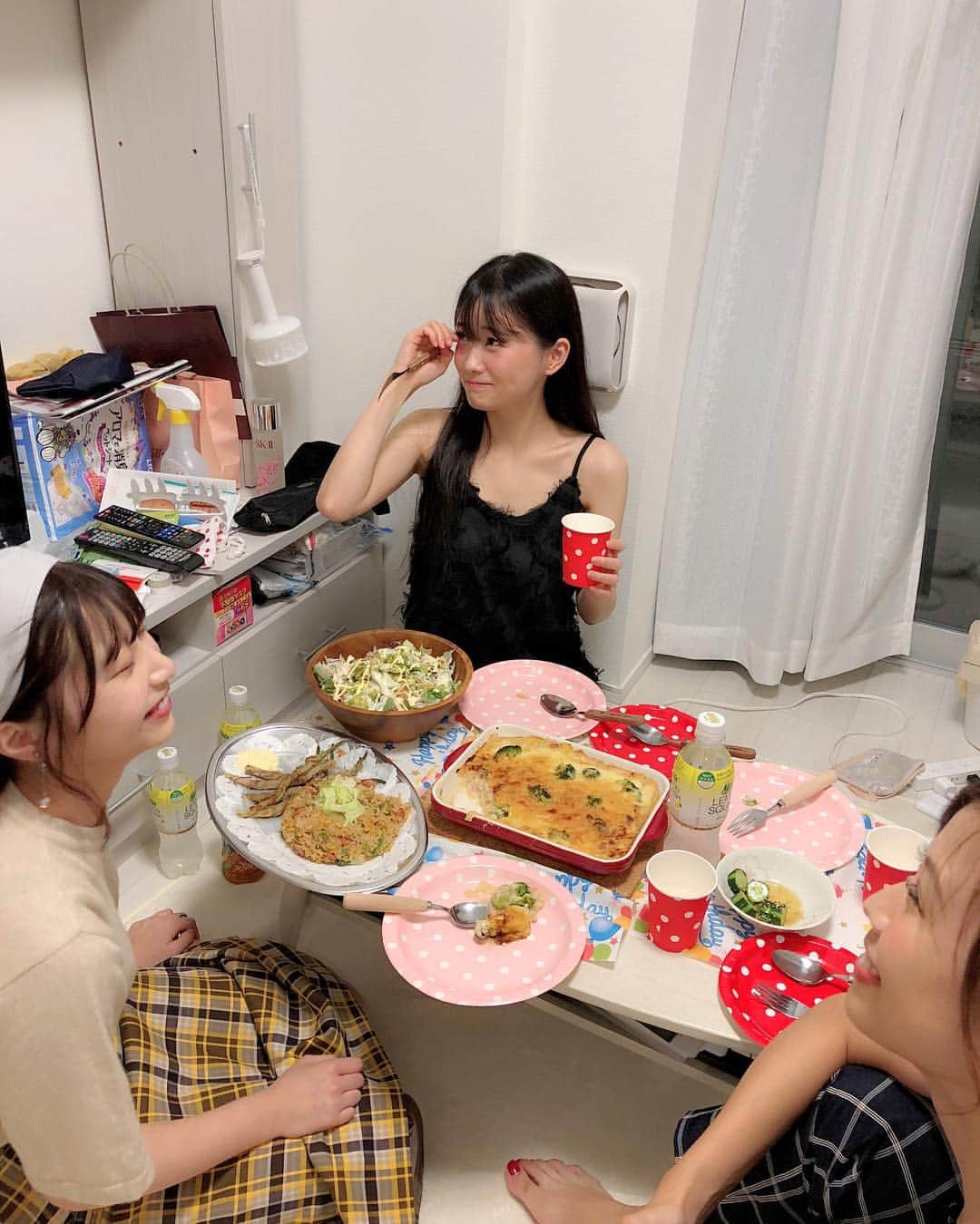 重盛さと美さんのインスタグラム写真 - (重盛さと美Instagram)「友達たちがお祝いしてくれるって言うけんオシャレして行ったら、 まさかのホームパーティだったとです…。 重盛です…。（笑）」9月22日 20時55分 - satomi_shigemori