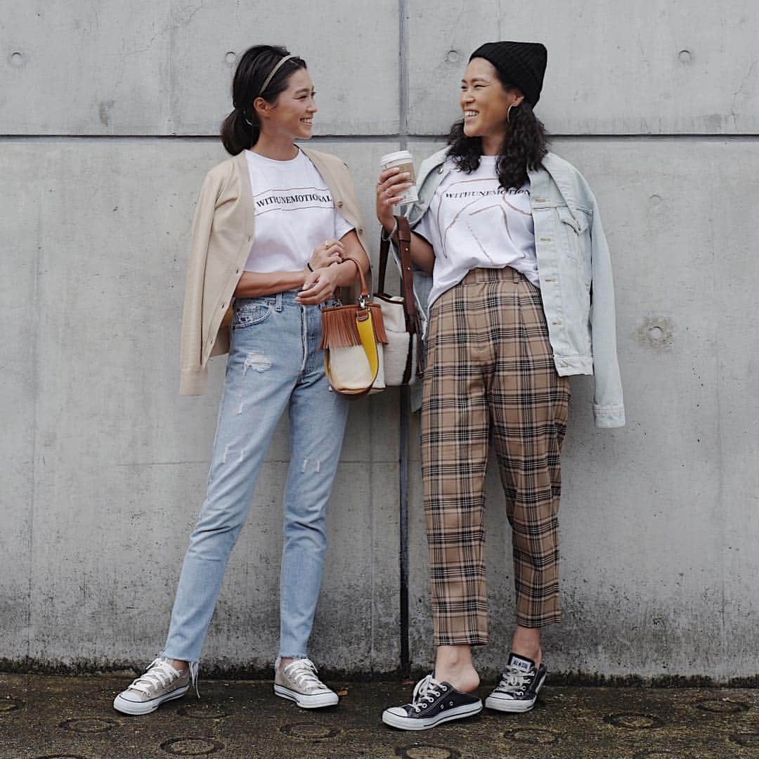 のインスタグラム：「. 母になり、より一層妹弟の有難さを感じる今日この頃👩👩👱‍♂️ いつまでも心強い味方でいてくれてありがとう❤️ (未だに喧嘩するけど。激しめの。笑) 両親に感謝ですね😌 ちなみに📸撮ってくれてるのはママ❤️ . 👈 cardigan...#ronherman  Tee... @gypsohila.jpn  denim...#redone shoes...#converse  bag...#AYAKO . 👉 Tee...#gypsohila pants...#gu cap...#hm . @gypsohila.jpn × @jmsnsavoy7 #Tee beige のご予約は本日の21:59までとなります😊 たくさんのご注文ありがとうございました!❤️✨ 皆さまのオシャレのお手伝いが出来ますように✨ .」