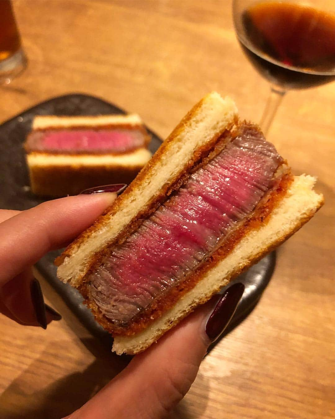 雨宮みずきさんのインスタグラム写真 - (雨宮みずきInstagram)「． 焼肉なかはら さん ヒレカツサンド美味しすぎ😍 壁と服の色がマッチしてました💛笑 ． 今月だけでも焼肉マイスターになれそう！ #牛蔵 #三百屋 #satoブリアン たぶんまだあると思う🤔 ． 食べログ4.0以上のお店から 煙もくもくの中 七輪で焼く 焼肉屋さんまでオール好き❤️ ． 🐷と言われたので即効筋トレ ランニングで消費！！笑 ．  #なかはら #東京焼肉 #市ヶ谷 #市ヶ谷グルメ #東京グルメ #グルメ女子 #ヒレカツサンド #肉好き女子  #焼肉 #焼肉大好き #焼肉女子 #肉スタグラム  #和牛 #wagyu #instafood #gourmetfood  #yakiniku #japanesefood #wagyubeef」9月22日 21時18分 - ammymzk0926