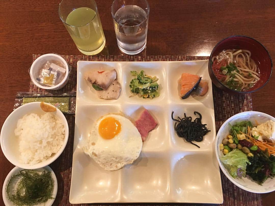 矢井田瞳さんのインスタグラム写真 - (矢井田瞳Instagram)「朝食バイキングのお皿を上手に使えたことがない。」9月23日 8時02分 - hitomi_yaida