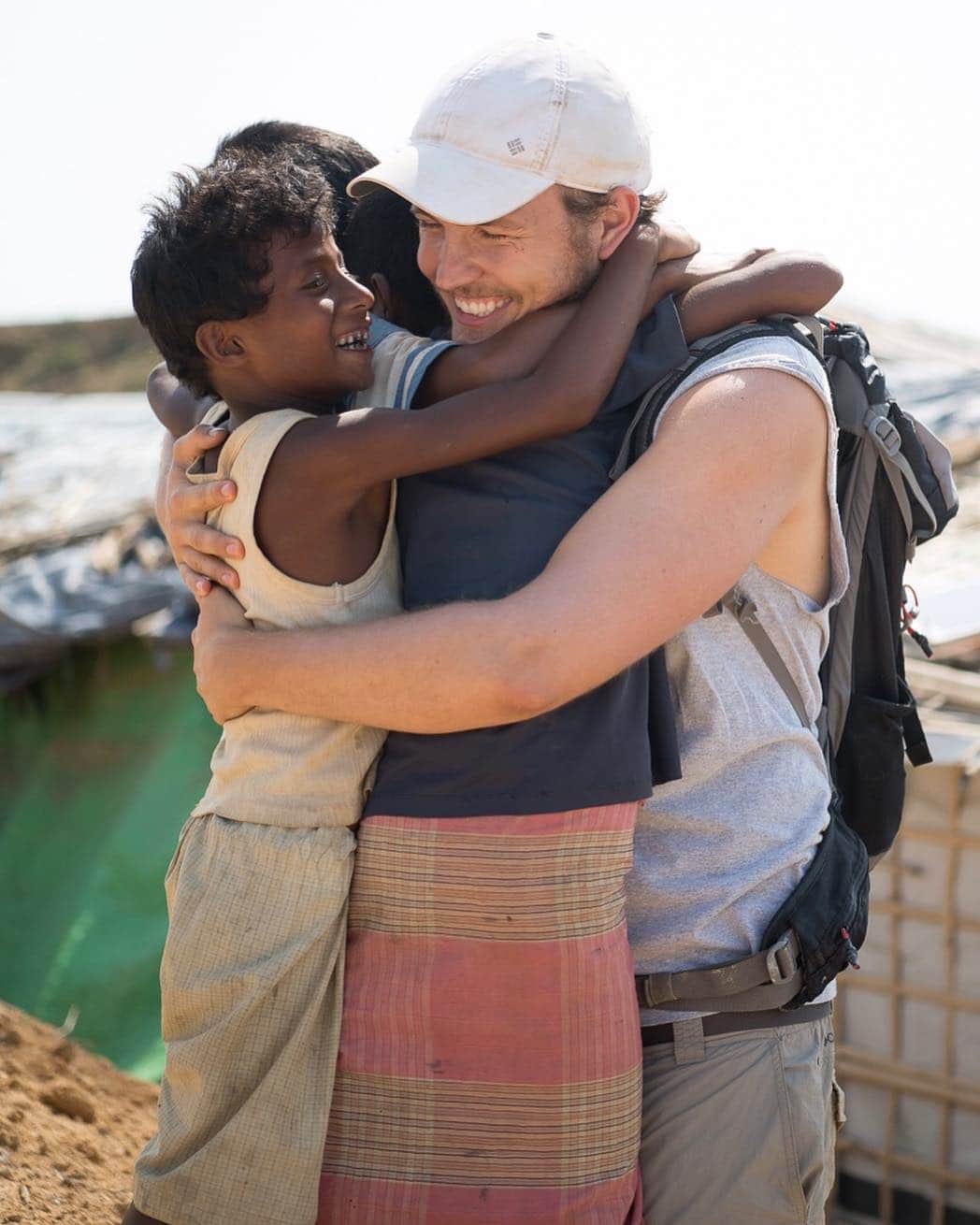 ジェローム・ジャールのインスタグラム：「Hello Instagram. It’s been exactly 11 months. Longer than it takes to create a baby. I spent most of those months in Bangladesh with the Rohingya refugees of Myanmar. I haven’t even had a chance to tell you about this mission but last November together with many of you we raised over 2 million $ for the refugees. I have been making sure every dollar was properly spent. In my next post I will be showing you what was accomplished. It’s good to be able to breath for a moment and send you this message. I miss communicating with all of you tremendously. I want to restore the relationship that I feel like I have had with you. And I want to make it more real than ever. Just raw energy shared through words and photos and videos. No space for BS. Both you and me don’t have time for anything else. I chose this photo because there is at least 3 people in my arms haha so that’s a little bit how it would look If I would have to hug all of you. Until we can do that on instagram it will just be words and pixels. But real powerful love energy behind it. Right now feels a little bit like calling an old friend after 11 months not speaking. Weirdly it feels natural. I hope all of you are doing good. I hope you’ve kept chasing for more realness in your life, for more freedom, for more expansion of yourself. I sure did. It may sound like the same me you knew but a lot has changed. I have had to let go of a lot of past trauma to finally touch freedom. I am getting there. I wish it for everyone. Maybe one day I will speak about it. In the meantime this is just a hi, just a bonjour, a Salam, and lots of respect and UNCONDITIONAL LOVE for all of you that have decided to follow me one day. Let’s do something meaningful with this interesting virtual bridge between all of us. I won’t be entertaining you. I won’t be distracting you from your life. I am here for the real stuff. The real deal. For those that are on board I will see you soon. J」
