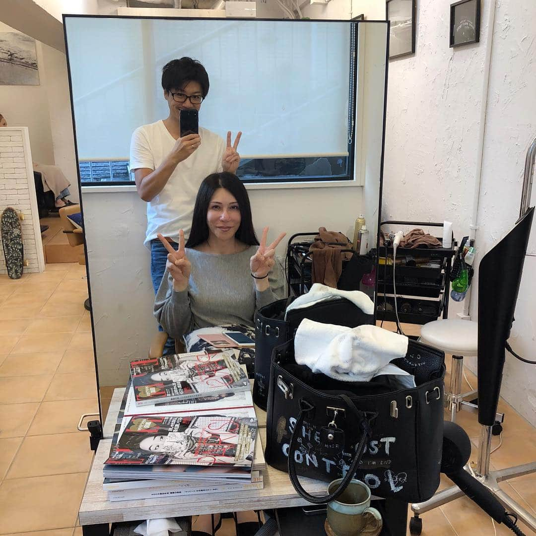 KABA.ちゃんさんのインスタグラム写真 - (KABA.ちゃんInstagram)「accomplish 代官山でミネコラして来ました〜担当、石川店長、頭のマッサージ半端なくて最高〜でした！仕上げは、いつも整髪料を付けないでってお願いします、それでも、、髪、ツルピカサラサラ〜💕 #ミネコラ#代官山#accomplish#店長#石川 さん#仕上げの整髪料は使わない派#ツルピカサラサラ」9月22日 23時13分 - kabachan_official