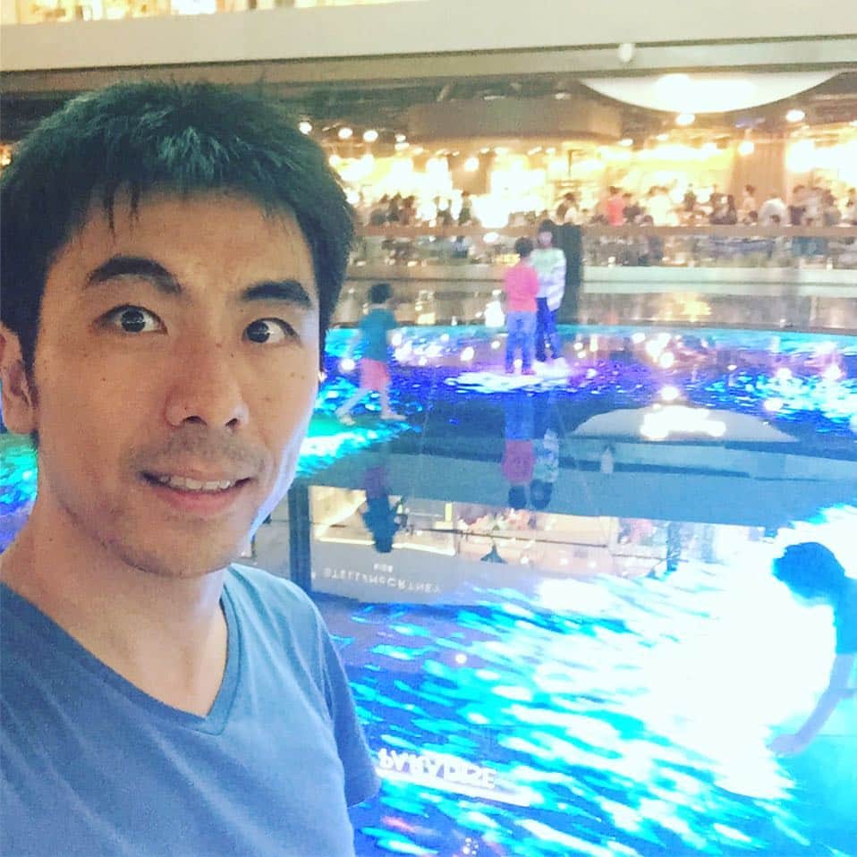 投資家兼FXトレーダー Tatsuki Jinnoのインスタグラム：「マリーナベイサンズのフードコートに来てます^_^ ・ 色々エンタメ要素が溢れてる空間でいつ来ても楽しいところですね^_^」