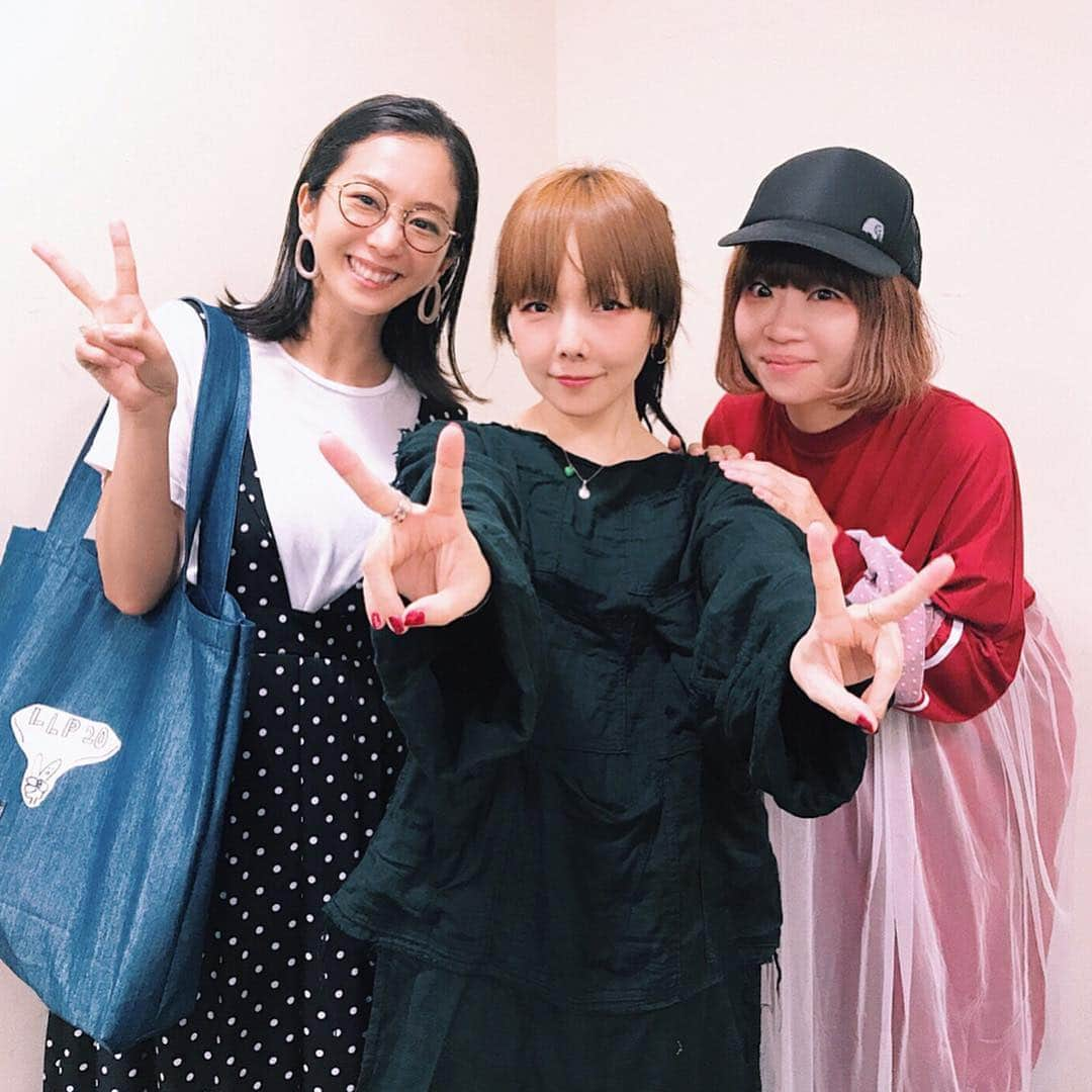 板橋よしえさんのインスタグラム写真 - (板橋よしえInstagram)「優香ちゃんと、 aikoちゃんのLLP20ツアー、前半戦ラストのNHKホールに行きました！ aikoちゃんがとってもとっても楽しそうだった～☺️❤️ MCで話してた"永遠"についてのお話、すごく、共感してしまった。 永遠なんてないかもしれない。だけど、aikoちゃんにはずーっと曲を作って、ずーっと歌を歌い続けていて欲しいと願いたい😢✨ キャンディもいつまで続けられるのかわからないけれど、続けられる限り、着た人の毎日が彩られるような、たくさんの"かわいい"を永遠に作り続けたいよ☺️ 同い年の友達が頑張っている姿は、本当に本当に励みになる！！！ . それにしても、おかわり(Wアンコール)3曲のaikoちゃんの振り切ったライブパフォーマンスがめちゃめちゃカッコよかったなあ～。 NHKホールがライブハウスのようになっていた！ 本編終わったあとの、アンコールのあとのWアンコールであんなに声が出てあんなに動ける42歳。 スゴすぎるよ、本当に！！！ aikoちゃんはずっと、わたしの、みんなの、スーパースターだよ。 #aiko #LLP20 #天赦日 #大安 #一粒万倍日  #おかわり #同い年」9月22日 23時52分 - candy_yoshie