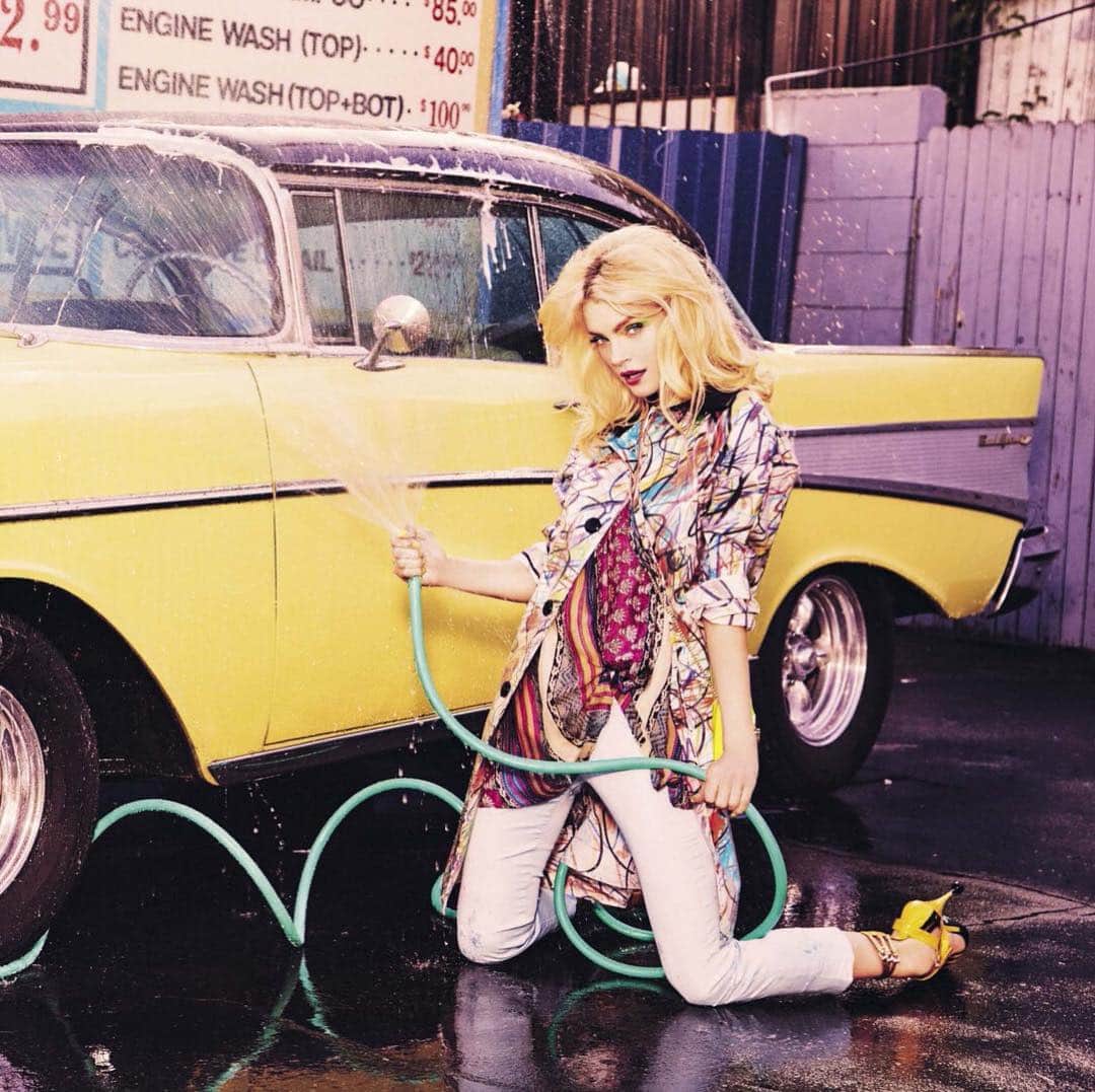 ジェシカ・スタムのインスタグラム：「Scrub-a-dub-dub 💦🚖💦 @vogueitalia by @ellenvonunwerth #makeup @lisastoreymakeup #hair @jrugg8 #nails @ashlie_johnson #fashion @guiliomartinellivogue #setdesign @carlhopgood」
