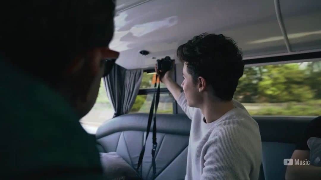 ケイシー・ネイスタットのインスタグラム：「WATCH MY MOVIE TRAILER! i made a movie about @shawnmendes and it’s being released 9/28!!! and we’ll be inviting some fans to NYC on Thurs night (9.27)for a screening!  @youtubemusic is even going to fly out a couple lucky fans ❤️ if you want to come details are at  http://goo.gl/nxkYDG」
