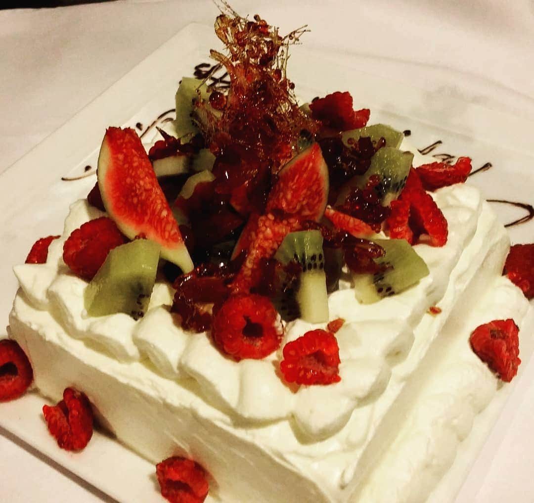Il Fiume イルフューメのインスタグラム：「お誕生日に！結婚のお祝いに！ 大切な人の特別な日のお祝いに！！ あなたの想いを形にして伝えましょう♪  ケーキのご相談承ります。 お気軽にお問い合わせください。  #ilfiume #shibuya #ltalian #food #foodstagram #イルフューメ #渋谷 #並木橋 #イタリアン #青木農園 #ウェディング #誕生日 #ケーキ #ウェディングケーキ」