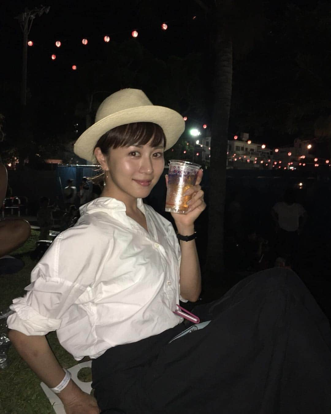 比嘉愛未さんのインスタグラム写真 - (比嘉愛未Instagram)「Beerと私。 関係者の皆さま、CM待ってます🍺笑 #夏の想い出」9月23日 16時21分 - higa_manami