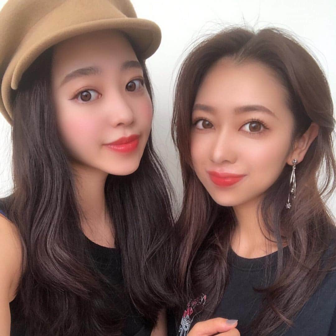 のインスタグラム：「. 本日も女神との1枚です😇💕 美しすぎて何の写真でもないのに インスタ映えする尊すぎる存在😭💕 この写真も家宝にします、、🤔❤️ . まりちゃんもミスコンを通じて出会った 新しい友人です😆😆🔥 私は1人西宮キャンパスという1学年約150人の 小さなキャンパスから出場しています🙋🏻‍♀️ (ボイコンではno.6のカズマくんもそこからです) サークルにも所属しておらず最初は 楽しみだったのはもちろんのことですがその中でも そんなところに入って自分はやっていけるんだろうか😭🌀 とちょっぴり不安もありました😌 . でも、意を決して飛び込んで見れば 出場者はもちろん運営スタッフさんたちも みんなみんなとてもいい人たちで、 入りやすいようにたくさん話しかけてくれたり 心配事がないかいつも気にかけてくれて 一緒に楽しもう、ミスコンを1つのチームとして 作り上げようと言ってくださいました😈🔥🍑 . もうすぐ卒業のこの歳にこんなにたくさん いい友人ができるなんて考えもしなかったし 応援してくれる皆様も含め、 たーーーくさんのいい人たちに出会えた 私は本当にラッキーだしハッピーです😭🌈 . いい人たちに囲まれ、いい経験をして、 より良い自分へと成長できるきっかけがあること 本当に嬉しく思っています☺️🌸 . THANK YOU❤️❤️ .  #ミスキャンパス甲南2018 #ミスターキャンパス甲南2018 #甲南 #ミスキャンパス #ミスターキャンパス #ミスコン #ミスターコン #ファイナリスト #ミスキャン #ミスターキャン #大学生 #甲南大学 #関西 #岡本 #神戸 #misscampus #mrcampus #konan #kobe #2018」