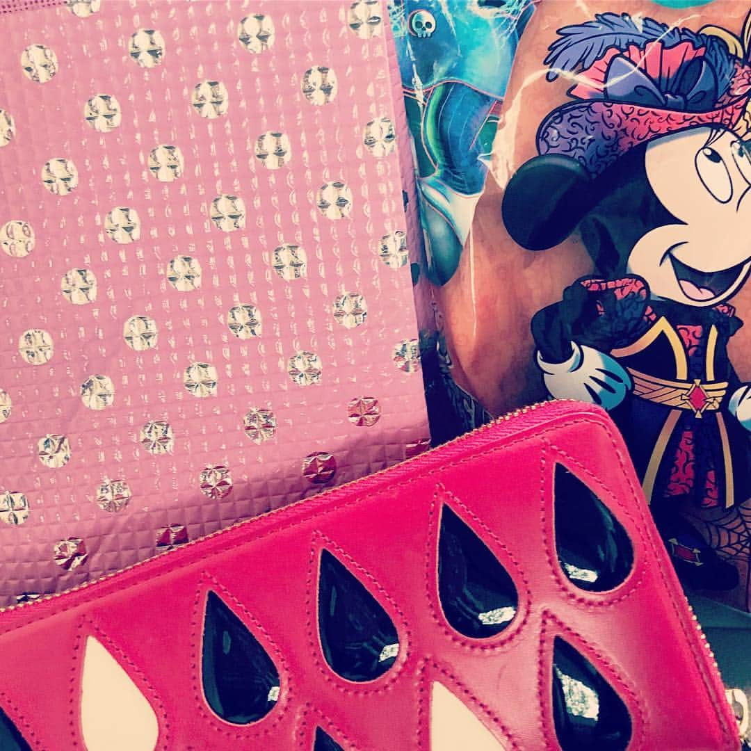 藤田朋子さんのインスタグラム写真 - (藤田朋子Instagram)「#ドット #dots #disney #halloween #walet #tsumorichisato #purse #red #pink #happy #ハッピー ＃ディズニー ＃ハロウィン ＃ツモリチサト #財布 ＃赤い財布 ＃fasion ＃おしゃれ ＃藤田朋子」9月23日 16時44分 - chiendormant