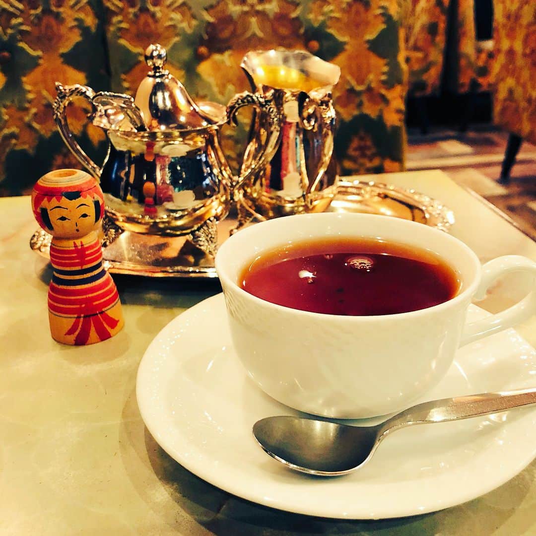 村井美樹さんのインスタグラム写真 - (村井美樹Instagram)「上野の純喫茶・珈琲「王城」。 昭和45年（1970年）創業。繁華街の中にあります。 . ゴブラン織りのソファにクラシカルな照明がいい雰囲気。 . 昔ながらのナポリタンにセットの紅茶を注文したら、銀メッキのミルクポットとシュガーポットが付いてきて、優雅でステキだったなぁ☺️✨ . #純喫茶 #王城 #上野 #珈琲王城 #ゴブラン織り #ナポリタン #シュガーポット #ミルクポット #純喫茶コレクション #こけし #旅こけし #kokeshi #小関幸雄工人」9月23日 17時21分 - miki_murai_