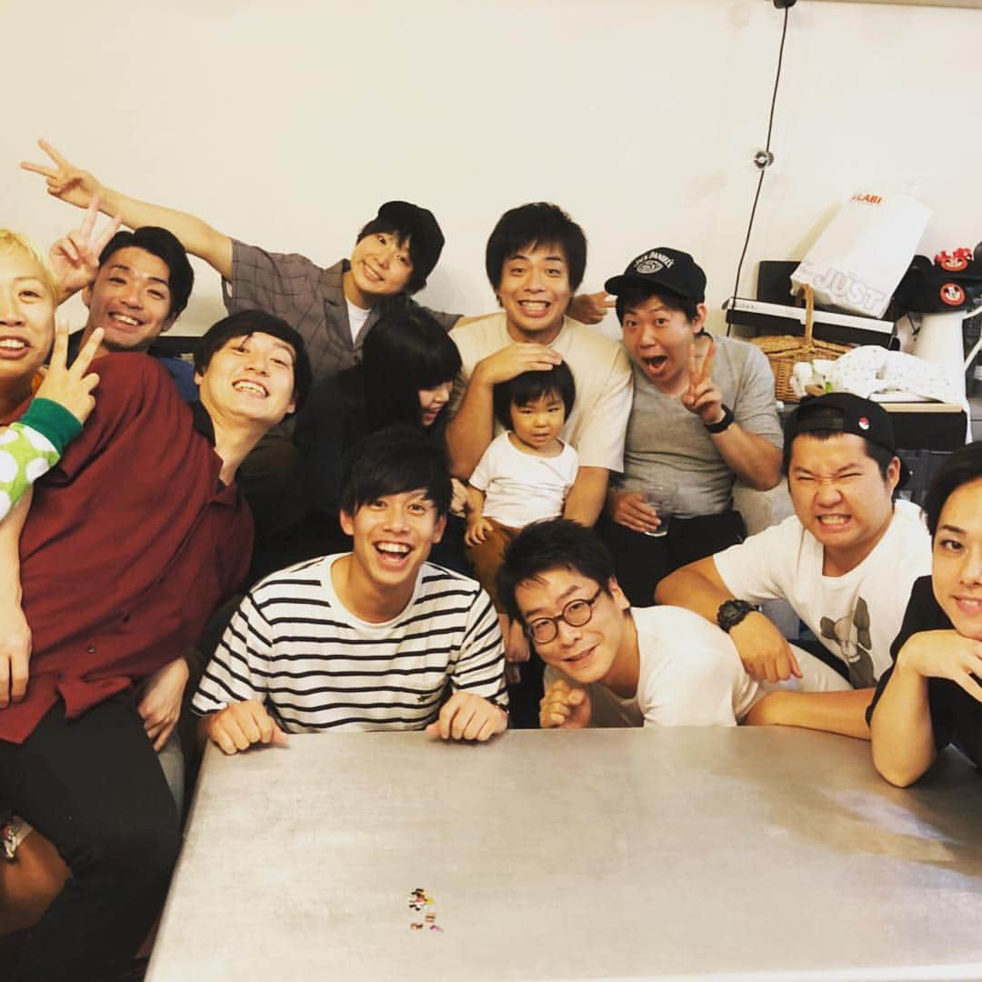 松間雄亮のインスタグラム：「昨日は念願のバンビーノ藤田さん主催、藤飯会でした〜。全ての手料理が最高でした。美味でした〜。そしてこの鹿肉ハンバーグ絶品なんです。 バンビーノ藤田さんのご友人である、北海道の苫小牧の鉄板焼き屋、美食鉄板 とりこさんのハンバーグなんです！先日の震災の影響で、1ヶ月の売り上げがほぼゼロという危機的状況の中、ネットショップ『BASE』を立ち上げて鹿肉×和牛ハンバーグを販売されています。めちゃくちゃ美味しいので皆様も是非食べてみてください！  https://soumatoriko.thebase.in/」