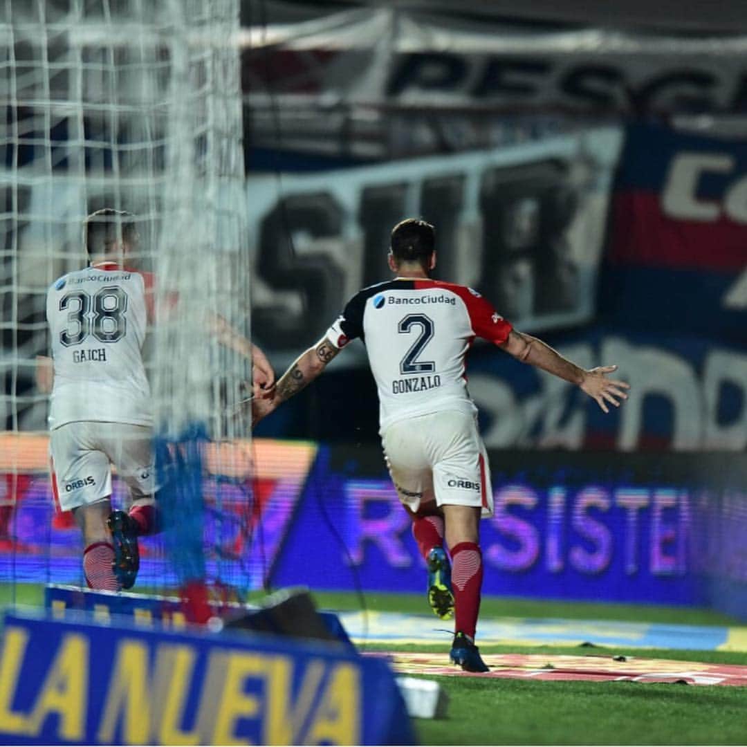 のインスタグラム：「Una noche inolvidable para muchos..Personalmente volver a gritar un gol en el N.Gasometro  despues de tanto tiempo fue un momento único....tener la posibilidad de compartir una cancha con más de 10 chicos surgidos de las inferiores del club  fue  un orgullo para mí .... y por último  después de 1 año luchando para volver el gran Franco Mussis que nos dio la victoria con terrible golazo ...gracias por los mensajes y ahora la cabeza en el martes....VAMOS CICLÓN 🔵🔴」