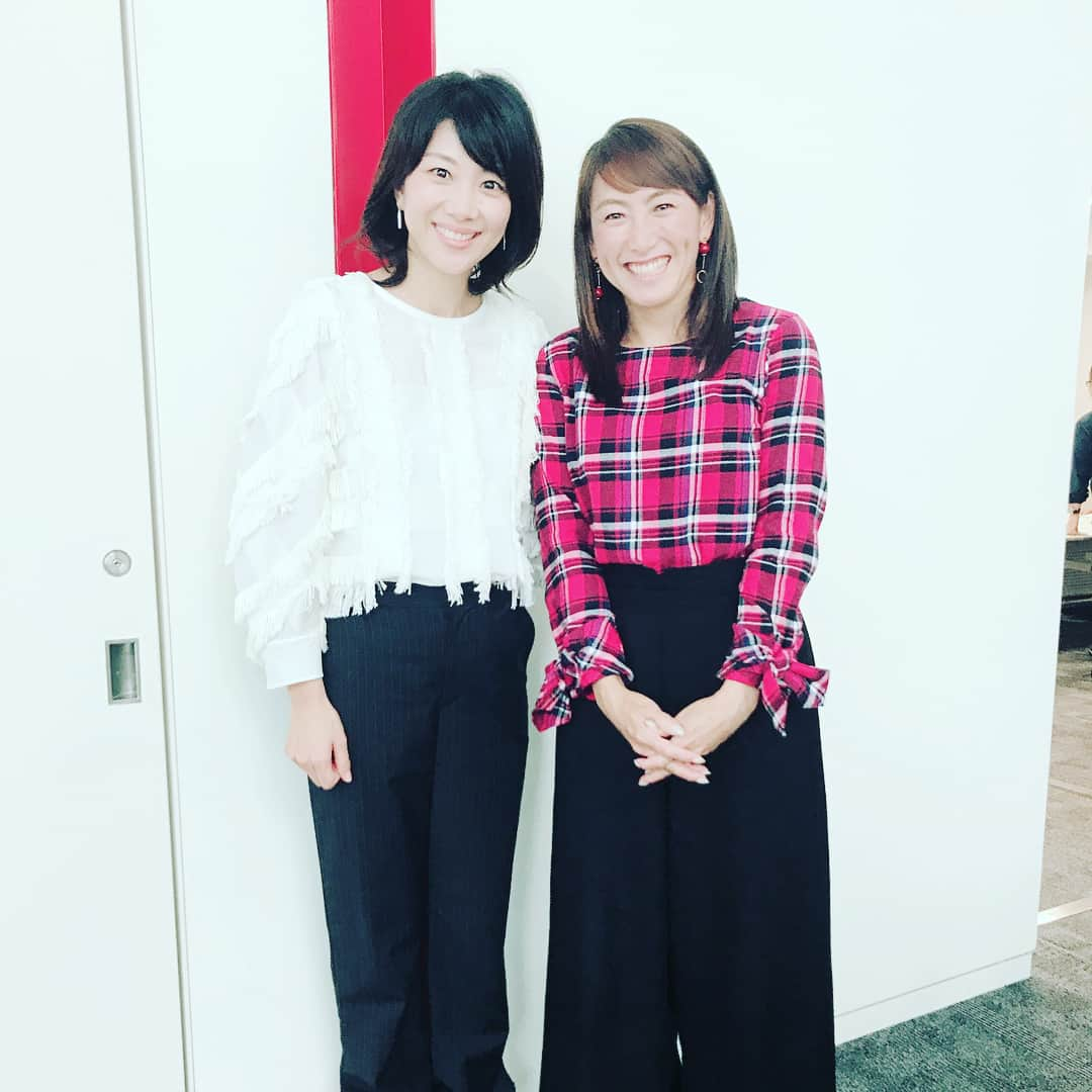 潮田玲子さんのインスタグラム写真 - (潮田玲子Instagram)「シューイチ終わりましたー😊 今日は杉山愛さんにも会えて嬉しすぎました😍😍😍 大坂選手の素晴らしい活躍！ テニスにバドミントンと盛り上がっているので嬉しい限りです！😊 最後は髪を切ってさらに可愛さが増した笹崎アナと😍💓 今日もありがとうございましたー🙏  #シューイチ #杉山愛さん #笹崎里菜アナウンサー #ゲストコメンテーター」9月23日 11時11分 - reikoshiota_official