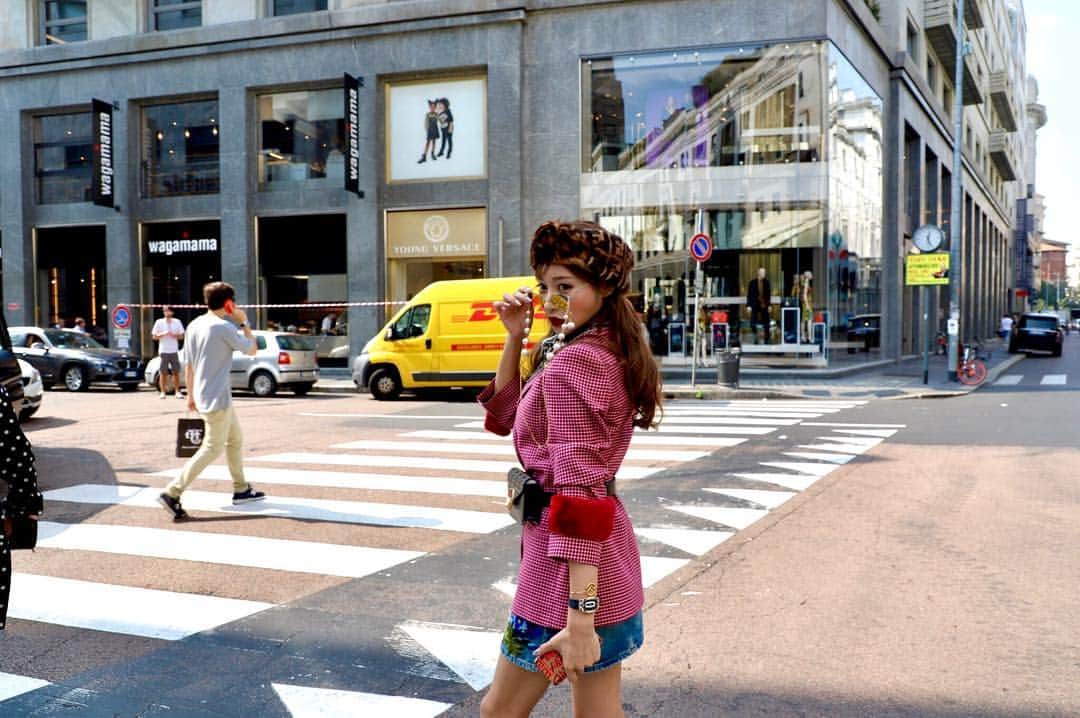 明日花キララのインスタグラム：「FENDI❤︎Milan🇮🇹 . #Italia 🍕🍕🍕」