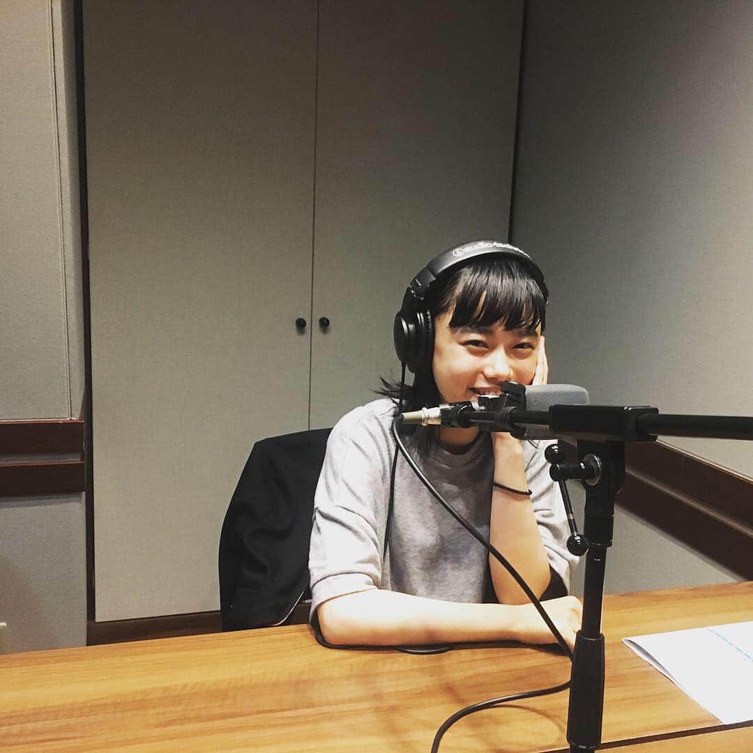 杉咲花のインスタグラム：「やったー！！！ みなさまに聞いてもらいたいことがあります！ なんとこの度、大好きなラジオの 冠番組を持たせていただくことになりました！ 嬉しいよーー。ついに夢が叶いました。 10月7日より、 TOKYO FMにて毎週日曜朝９時から。 「杉咲花のFlower TOKYO」という番組です。 是非是非、聴いてくださいね。わぁい😆」