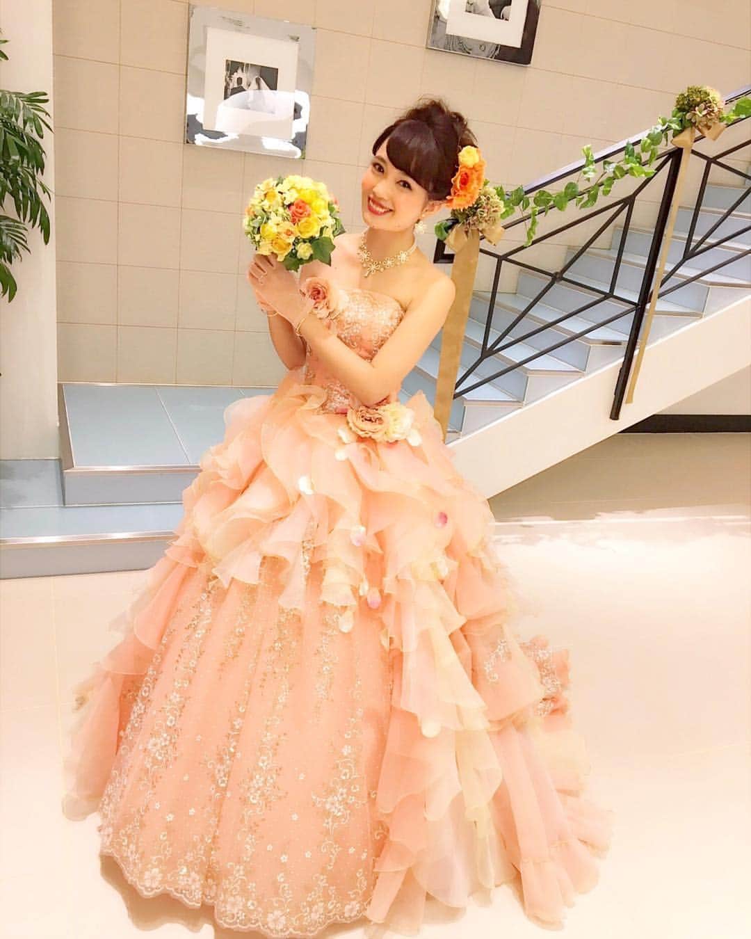 浅井麻里さんのインスタグラム写真 - (浅井麻里Instagram)「♥️👰 . . 一個前の投稿に続いて、 またまたウェディングモデルの写真💐 . ブライダルのお仕事でよくドレス着てると、 どのドレスが一番よかった？って 周りから聞かれること多いので…✨ どれもすっごく素敵でテンション上がるんだけど、 カラードレスで印象的だったのが 神田うのさんデザインのこのドレス✨🌹 レースやフリル、グラデーションカラー、 華やかなデザインが素敵💕😍 . 神田うのさんのドレスはやっぱり人気で ゴージャスだからお値段もすごい…（笑）ので、 モデルとして着せていただけて、 貴重な経験ができて感動しました❤️☺️ . . #BG花嫁 のイベント参加中👰 #PR @bgbridalgalleryjp . ﻿﻿﻿. #ウェディングモデル#ブライダルモデル#ウェディングドレス#ウェディング#ブライダル#Dressy花嫁#ピンクドレス#プラコレ#ドレス#カラードレス#神田うのドレス#シェーナドゥーノ#ウノエレトワール#bridalmodel#wedding#dressy#pinkdress#dress#wedding_mari」9月23日 12時00分 - mari_asai_625