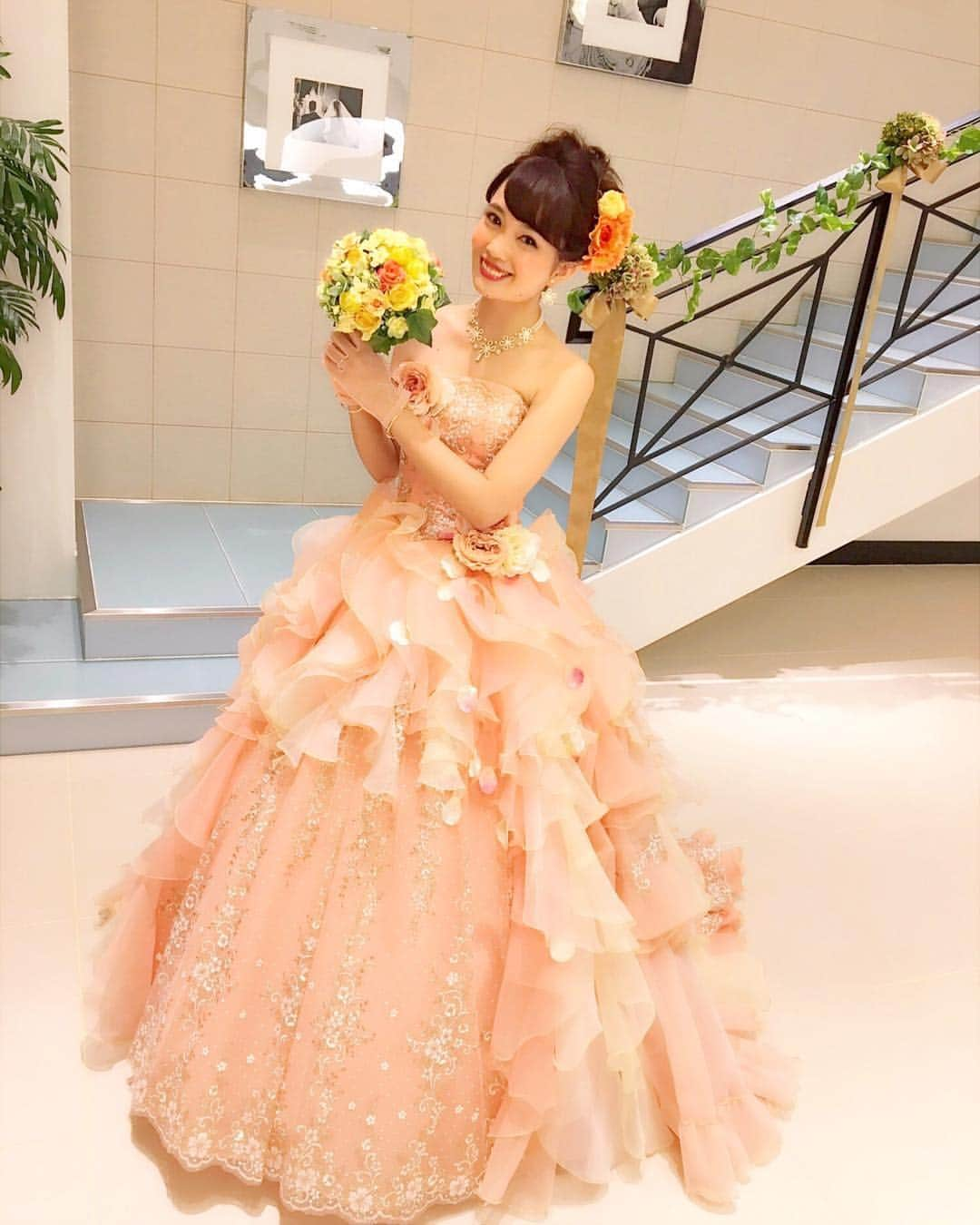 浅井麻里さんのインスタグラム写真 - (浅井麻里Instagram)「♥️👰 . . 一個前の投稿に続いて、 またまたウェディングモデルの写真💐 . ブライダルのお仕事でよくドレス着てると、 どのドレスが一番よかった？って 周りから聞かれること多いので…✨ どれもすっごく素敵でテンション上がるんだけど、 カラードレスで印象的だったのが 神田うのさんデザインのこのドレス✨🌹 レースやフリル、グラデーションカラー、 華やかなデザインが素敵💕😍 . 神田うのさんのドレスはやっぱり人気で ゴージャスだからお値段もすごい…（笑）ので、 モデルとして着せていただけて、 貴重な経験ができて感動しました❤️☺️ . . #BG花嫁 のイベント参加中👰 #PR @bgbridalgalleryjp . ﻿﻿﻿. #ウェディングモデル#ブライダルモデル#ウェディングドレス#ウェディング#ブライダル#Dressy花嫁#ピンクドレス#プラコレ#ドレス#カラードレス#神田うのドレス#シェーナドゥーノ#ウノエレトワール#bridalmodel#wedding#dressy#pinkdress#dress#wedding_mari」9月23日 12時00分 - mari_asai_625