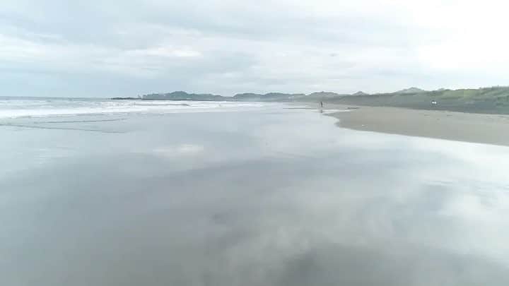 萩原章太のインスタグラム：「go surf!! この時が1番ワクワクする✨ 波がよければ なおさら👌 drone artist @balisatoshi ありがとう😊 surfboard: @nutssurfboard  wetsuit: @nouvellevagueinternational  #surf#drone#surfing#chiba#sea#wave#beachlife#surftrip #空撮#ドローン#サーフ#サーフィン」