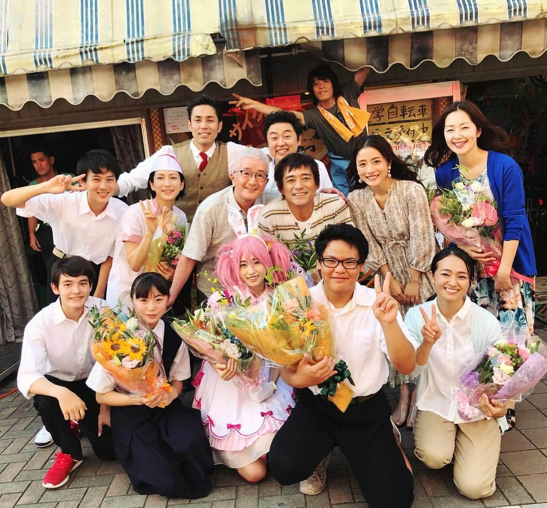 日本テレビ「高嶺の花」のインスタグラム：「‪風間自転車屋にて、#笛木優子 さん、#髙橋ひかる さん、#舘秀々輝 くん、#田畑志真  ちゃん、#博多華丸 さん、#奥田恵梨華 さん、#細野今日子 さんが一気にオールアップ！！‬ ‪商店街チーム全員集合で宗太を迎える場面、とっても温かいシーンが作れました！‬ ‪ありがとうございました☆‬ ‪#高嶺の花‬」