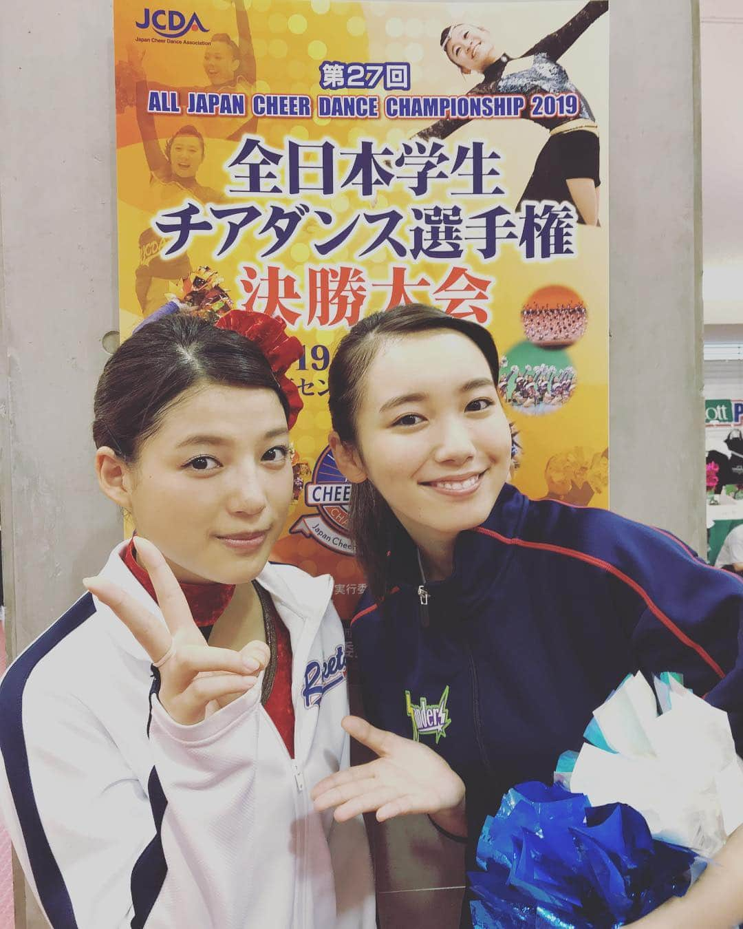 TBS「チアダン」のインスタグラム：「汐里と麻友の再会☺️🤝✨ #チアダン #チアオフ #最後のオフショット集 #石井杏奈 #飯豊まりえ #ROCKETS #サンダース #まりえちゃんすぐにチアダンに溶け込みみんなとわちゃわちゃ👍💓 #今日福井県ではチアダン最終回放送の模様‼️ #福井県のみなさまにも本当にお世話になりました #ありがとうございます🦖」