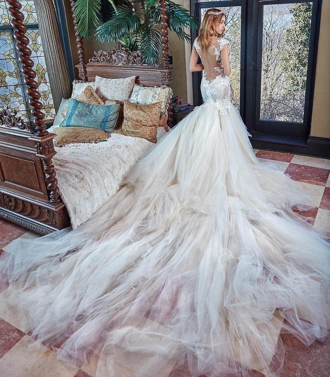 Magnolia Whiteさんのインスタグラム写真 - (Magnolia WhiteInstagram)「@ritzcarltontokyo にて @galialahav のドレスを一堂にご覧いただけるウエディングフェアが開催されます。﻿﻿ Galia Lahavは贅沢な素材使いとクチュール美で世界中の花嫁を魅了するドレスブランドです。近年はパリでオートクチュール・コレクションを発表するなど、その人気はさらに高まっています。﻿﻿ 今回は、華やかな装飾や美しいドレスラインをご堪能いただける選りすぐりの10点をご用意いたしました。皆様のお越しを心よりお待ちしております。﻿﻿ ﻿﻿ ［Place] ﻿The Ritz-Carlton, Tokyo﻿ ［Date］2018年10月21日(日)﻿﻿ ［Time］3部制 10:00 / 13:00 / 16:00﻿﻿ ﻿﻿ 【お問合わせ】﻿ ザ・リッツ・カールトン東京 ウエディングサロン﻿ 03-6434-8781 (営業時間 10:00 - 18:00 / 水曜定休) ﻿ ﻿ MAGNOLIA WHITE omotesando﻿﻿ 03-6434-1313﻿ ﻿ #magnoliawhite #mwhawaii #theritzcarlton #theritzcarltontokyo #galialahav #rihanna #illusionback #illusionlace #weddingdress #weddinggown #bridalgown #hotelwedding #bridalfashion #マグノリアホワイト #ザリッツカールトン #ザリッツカールトン東京 #リッツカールトン東京 #ガリアラハヴ #ウエディングドレス #マーメイドドレス #マーメイドライン #インポートドレス #オーダードレス #チュールドレス #ドレス試着 #ドレス選び #ホテルウエディング #ホテル婚 #ホテル挙式 #ウエディングフェア」9月23日 14時05分 - magnoliawhite_official