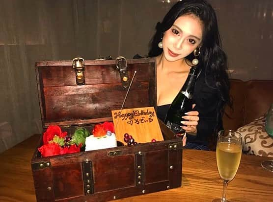 ヴァンサンカン25ans栄さんのインスタグラム写真 - (ヴァンサンカン25ans栄Instagram)「先日、お客様の誕生日祝いをお手伝いさせて頂きました🎂❤️魚介とお肉のテーブルアート&玉手箱ケーキのサプライズ🎉大変喜んで頂きスタッフ一同も感謝感激です😂❤️またのご来店心よりお待ちしております⭐️ありがとうございました😊❤️ #25ans  #ヴァンサンカン  #名古屋 #栄 #住吉 #プリンセス通り #テーブルアート  #サプライズ #誕生日 #ダイニングバー #栄bar #いいね #いいね返し #lfl #フォロワー募集中  #フォロバ100  #お洒落さんと繋がりたい  #フォロワーさんに感謝」9月23日 14時41分 - 25ans_sakae