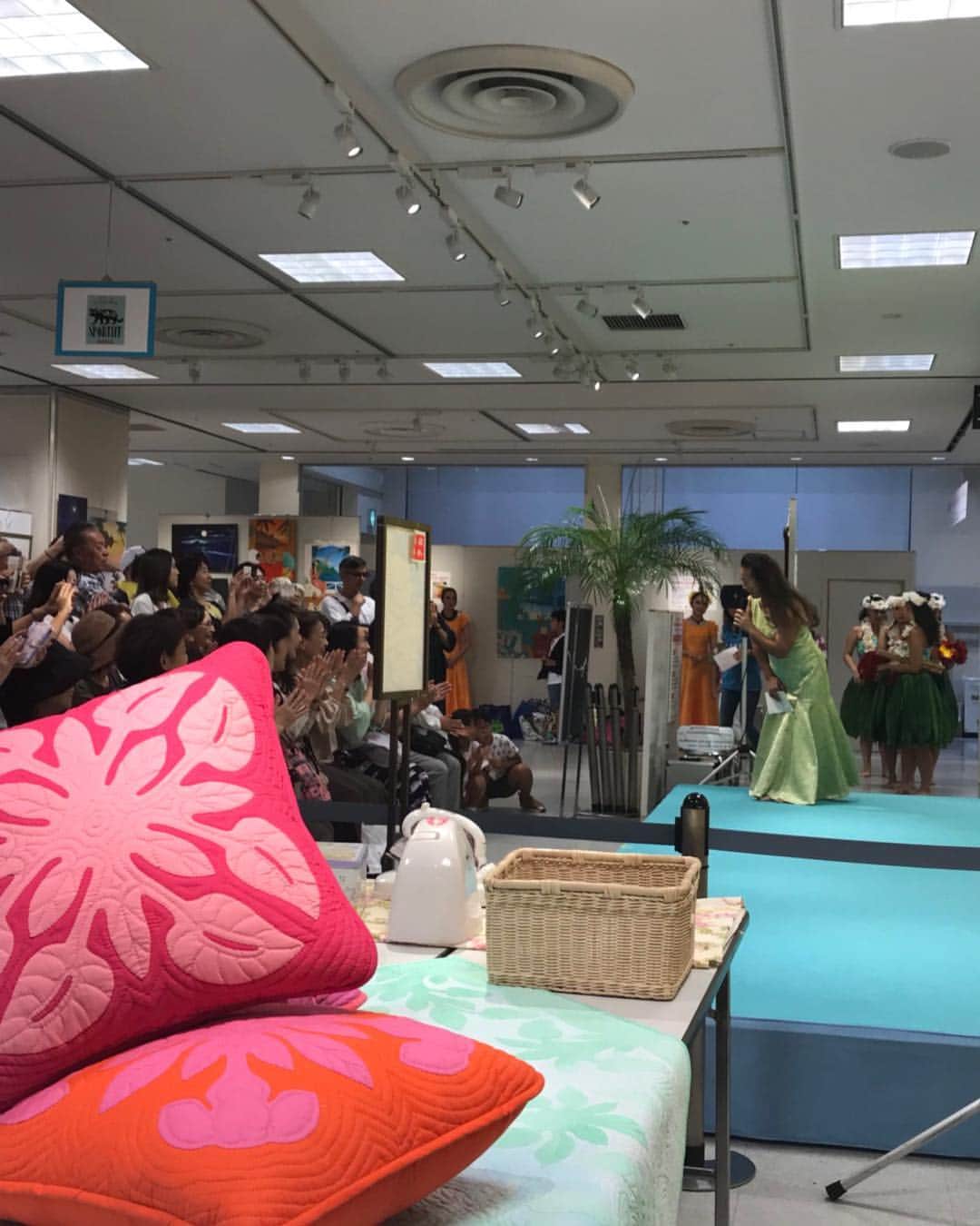 キャシー中島さんのインスタグラム写真 - (キャシー中島Instagram)「* 新宿高島屋にいます。 昨日からステージでフラのショーをしています。 今日と明日の二日間はフラのショーがあります。 毎日3組のハラウが踊ってくれます。小さい子のフラは可愛いわね💕 ハワイアン雑貨もステンシルもキルトのレッスンもありますよ！ 特別にクッションの出来上がりも販売しています。 タオルポーチのレッスンも好評です！ 25日まで開催しています。」9月23日 14時45分 - official_kathynakajima
