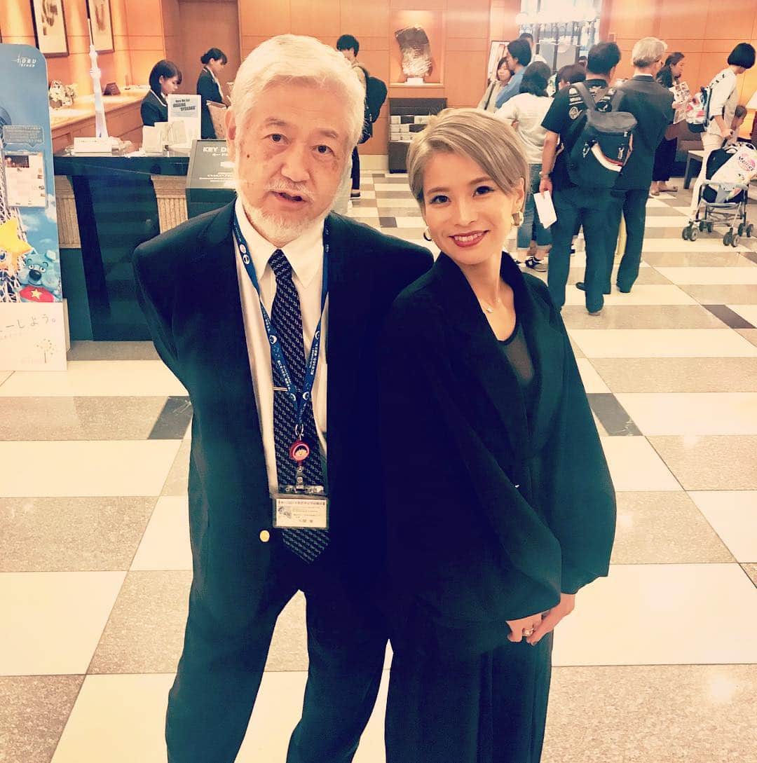 真崎ゆかのインスタグラム：「先日の日本靴医学会  会長招宴にて。 ・ 獨協医科大学埼玉医療センター 第一整形外科主任教授 医学博士  大関覚先生と👨‍⚕️📷 ・ ・ 私の足の手術をして下さいました👣 ・ 2014年に両足の外反母趾と足首の靭帯再建で計4カ所の手術をして、更にその1年後に骨や靭帯を留めていたプレートやネジを取る手術と足首に長年あった血管腫の除去手術。 (※最後の写真は私の身体の中に入ってたプレートたち) ・ リハビリには結構な時間がかかったけど、立ってる時の安定感が昔と全然違うので本当にやって良かった！ ・ ・ ・ 人間の身体って、ホントすごい。 治す技術を持ってるお医者様、ホントすごい。 ・ 大関先生には心から感謝でございます♡ ・ 当時入院してた期間も長かったので、たくさんの先生方にお世話になりました^_^ お医者さんと患者としてではなく、こんな風にまた先生方とお会いできて嬉しかったな✨ ・ これからもぜひ私の足をよろしくお願いします🤲笑 ケガしないように頑張ります。 ・ ・ #ユニークな先生 #足の名医 #筋力かなり落ちた #下半身強化中 #筋トレ頑張ってます #今回の衣装はAMAIL」