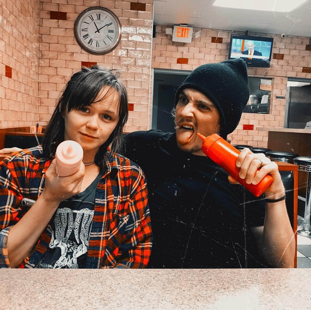 カイル・ガルナーのインスタグラム：「Today we wrap dinner in America. 25 shooting days, over 300 hours of work went into those 25 days and countless hours over the last few years getting this thing off the ground. Every movie you make is a different experience, all movies are hard work, it’s just that some feel like WORK more than others, some you connect with more than others, some are just fun and some are just a job. on the rare occasion some just feel like straight up magic, when all the pieces are moving correctly, the director is truly steering the ship, the script is killer, the producers love the film, the crew is great and your fellow actors all come to play and something in your gut is telling you that you are making something special. It’s a rare feeling but I have been lucky enough to have it a handful of times. I am adding this movie to that small list. It’s some of the most fun I have ever had on a film set, I was challenged and allowed to explore and grow as an actor, I learned so much from watching @edskeggs do her thing and was forced to keep up, I loved going to work every day and I will miss playing Simon very much. But all good things must come to an end, it’s time to let our in your face, fuck you, punk rock baby of a movie move onto its next phase of life.... editing :) Movies like this one and the experience I have had here in Michigan are why I want to make movies and continue to act. So thank you everyone for making this one happen and for letting me be a part of it. Dinner in America.... shove it down.」