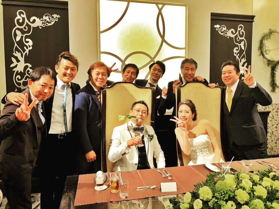 のインスタグラム：「元ジャーマネの結婚式わず。 俺が無理やり大阪に連れてきて色々苦労かけたしかけられた（笑） 俺と離れて突然垢抜けたのがいささか気になるw😅 なべちゃんの良い所をちゃんと見つけて婿に迎えてくれたちあきちゃんありがとう🙏🏻＼(^o^)／ #おめでとう！」