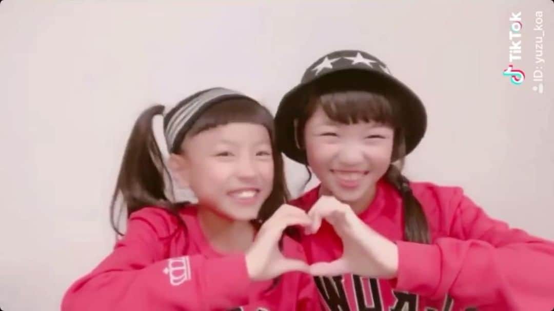 ゆずこあのインスタグラム：「. やっぱり双子ダンスって楽しっ❤️❤️❤️ * * 振付けはオリジナルではないです。 #ゆずこあ #いとこ #双子ダンス #TikTok」