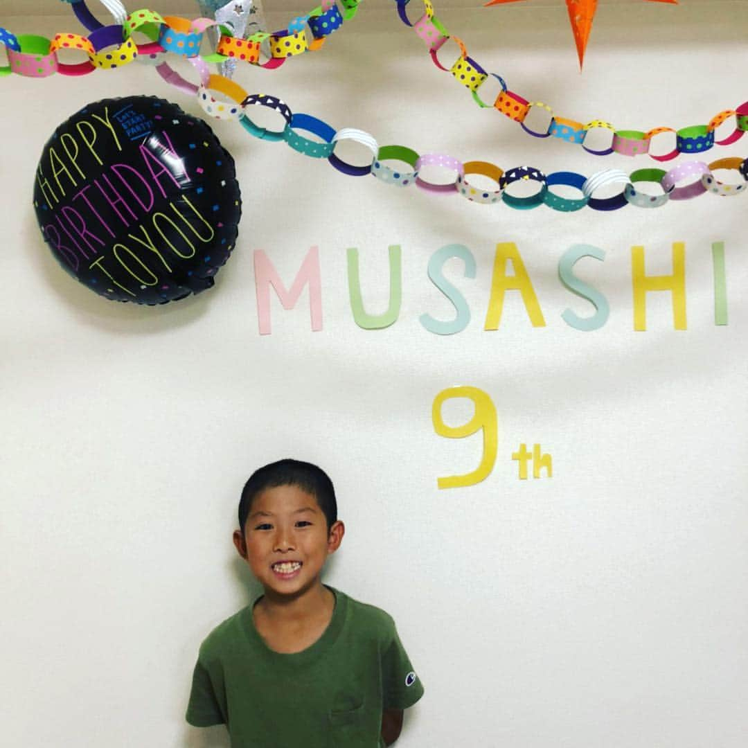 門山哲也のインスタグラム：「Congratulations❗️MUSASHI🎉🎉🎉 HAPPY BIRTHDAY🎁🎁🎁 #誕生日おめでとう #9月23日 #9才男子 #難しいお年頃 #誕生日に坊主 #生まれてきてくれてありがとう」