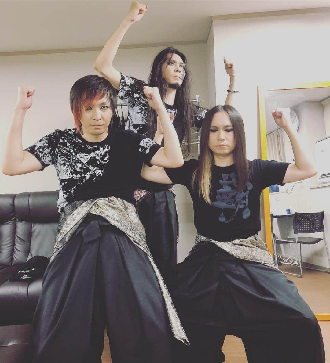 黒猫さんのインスタグラム写真 - (黒猫Instagram)「ツアー『覇道』名古屋公演、無事終了しました‼️✨ 名古屋の強力すぎる魂に包まれて、私たちも無限にヒートアップ‼️🔥🔥🔥 最高に楽しかったです‼️✨✨✨ 本当にありがとうございましたー😆🤘❤️ “Hado” tour Nagoya done‼️✨ Thank you sooo much Nagoya‼️ You guys are Awesome‼️🔥🔥🔥😆🤘❤️ #陰陽座 #onmyouza #japanesemetal #jmetal #heavymetal #覇道 #敵に渡すな大事なリモコン」9月23日 21時39分 - kuroneko_omz