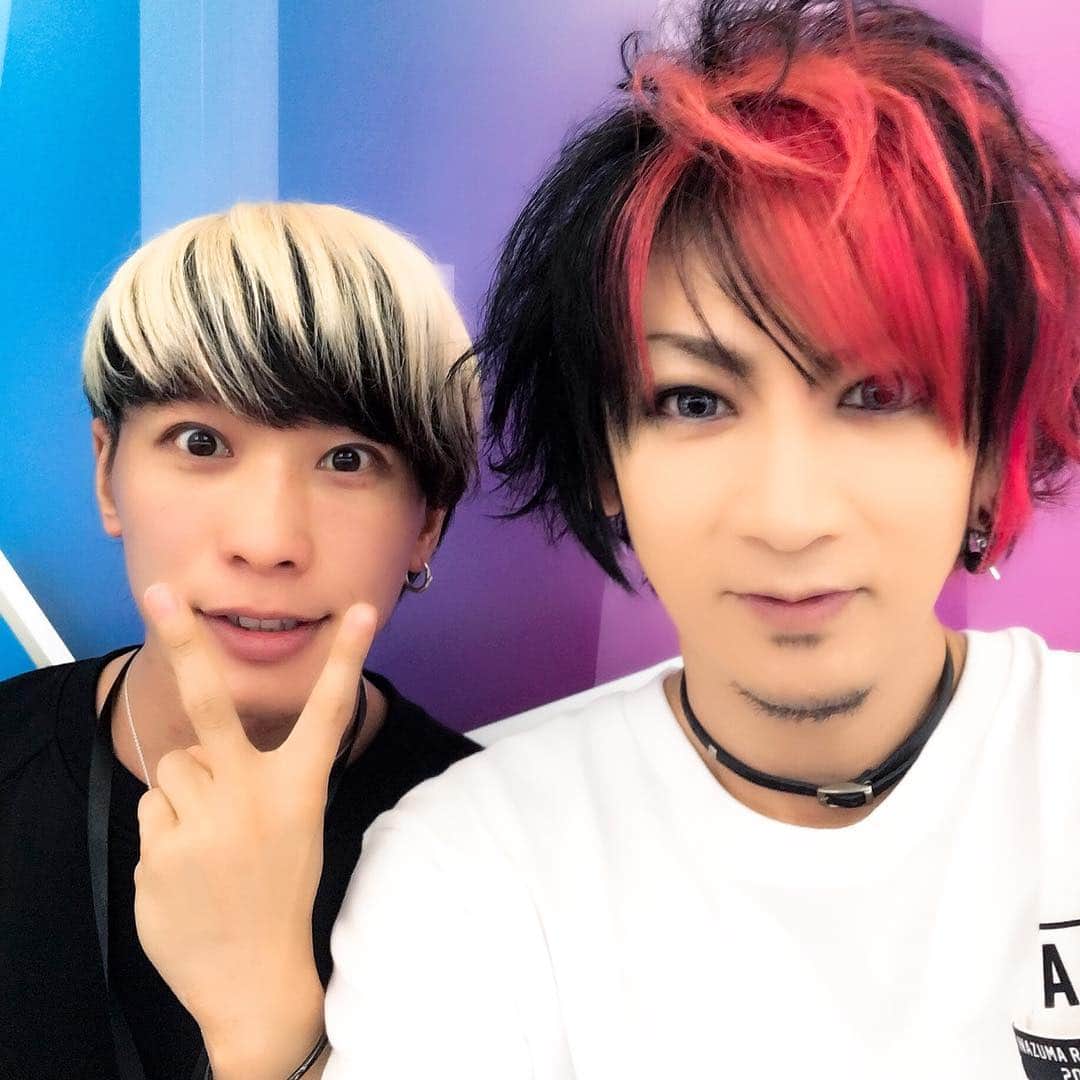 のインスタグラム：「イナズマロックフェスabingdon boys school無事終了しました！ アドレナリンがでまくりだし、 楽しいし、懐かしいし、 短いステージでしたがいろんな感情がたくさんでした😋 最高でした‼️ メンバーさんと写真撮り忘れた。。 オーラルのあきらとThinking dogsのわちゅ〜とオメでたい頭でなによりのmaoくんと！ やはりベーシストw  #ikuo #bassist #あきらかにあきら  #theoralcigarettes  #オメでたい頭でなにより #mao #thinkingdogs  #わちゅ〜」