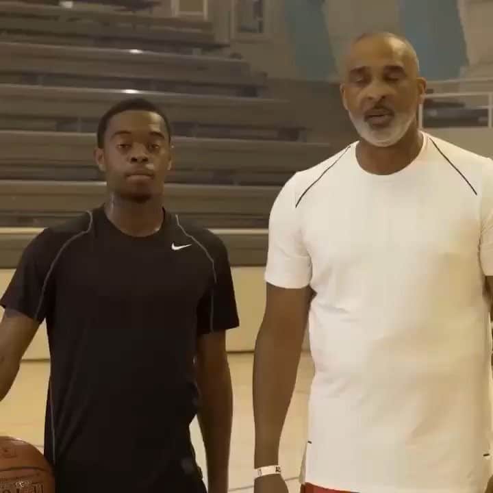 カイリー・アービングのインスタグラム：「Shoutout to OG handy for work and training, All about the love of the game and being consistent in your approach when you’re working.” @starvizn @thereal94feetofgame  @damonharge_ www.starvizn.com/ki」