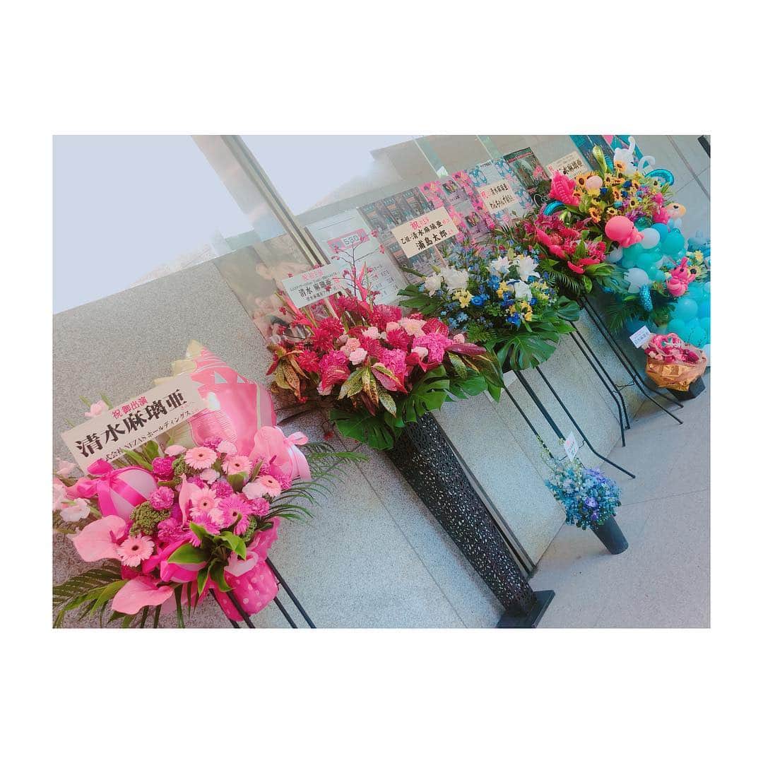 清水麻璃亜さんのインスタグラム写真 - (清水麻璃亜Instagram)「* #casket たくさんのお花 ありがとうございました🌻 * 草月ホールに入ってすぐのところに私のお花があったので 毎日見るたびに幸せな気持ちになってました♪ 感謝の気持ちをこめて、ひとつひとつのお札にサインと一言を書かせていただいたけど、気づいてもらえたかな（＾Ｏ＾）？」9月23日 23時58分 - gn___maria