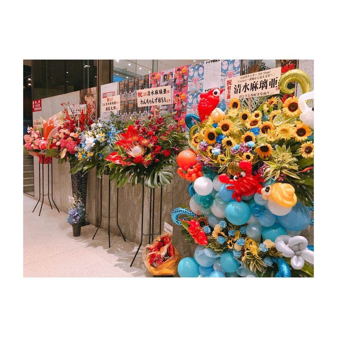 清水麻璃亜のインスタグラム：「* #casket たくさんのお花 ありがとうございました🌻 * 草月ホールに入ってすぐのところに私のお花があったので 毎日見るたびに幸せな気持ちになってました♪ 感謝の気持ちをこめて、ひとつひとつのお札にサインと一言を書かせていただいたけど、気づいてもらえたかな（＾Ｏ＾）？」