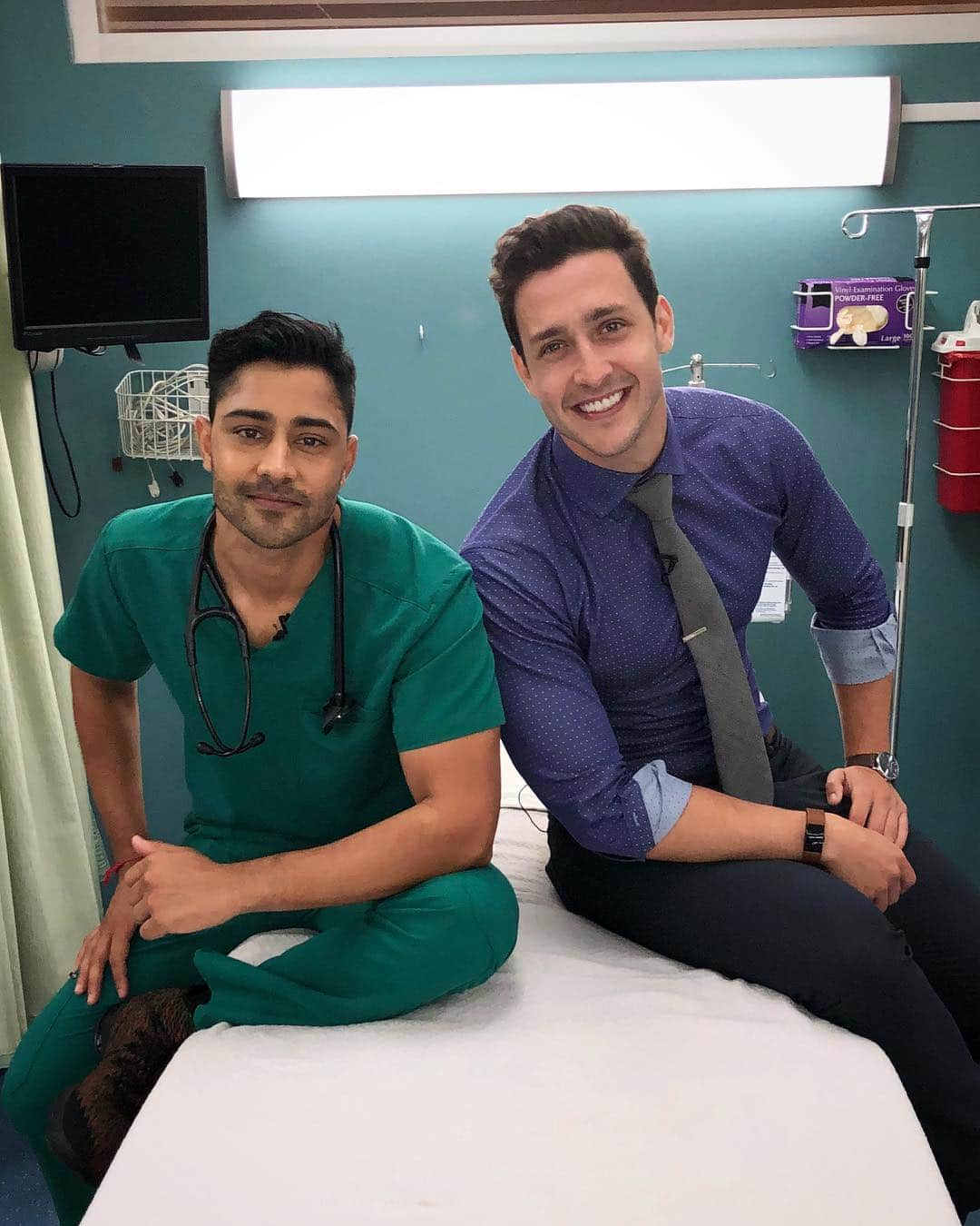 ドクター・マイクさんのインスタグラム写真 - (ドクター・マイクInstagram)「Hanging out with @manishdayal on the set of the @theresidentonfox ⛑🏥🔥 Check out my review of the set and my audition attempt for the show on my YouTube channel! #linkinbio #theresident #doctor」9月24日 0時33分 - doctor.mike