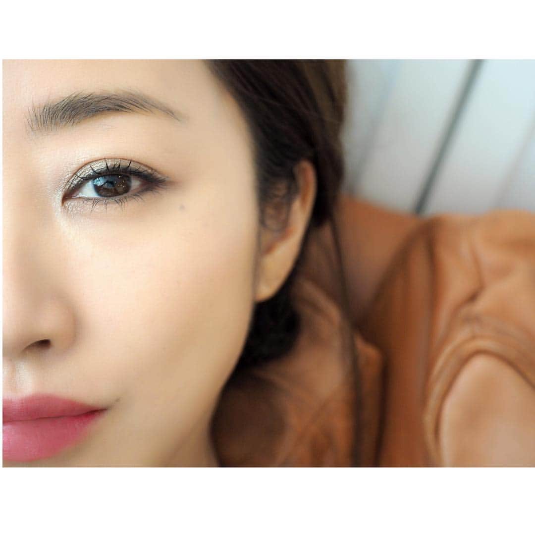 神崎恵さんのインスタグラム写真 - (神崎恵Instagram)「今日は、濃いめピンクのリップに、 チークはなし。 目元には色というより輝きをたっぷりのせて仕上げました。 一見、唇がポイントのこのメイク。でもいちばん浮かびあがらせたかったのは目元の透明感のあるきらめき。 目元がうかびあがるよう、色の鮮やかなリップカラーを選び、相反するふたつの要素が引き立てあうように仕上げました。 角度や光によって、濡れたような艶めき、ダイヤをちりばめたようなきらめき、水面のような輝き、いろいろな表情にみせてくれるアイカラーはひとつあるととてもメイクの幅が広がります。 1色選ぶなら、まずはあえてあまり色を感じさせないものを選ぶとほかのアイテムとの関係を深く考えなくていいのでおすすめ。 使用したのは アイカラー #shiseido オーラデュウ プリズム 02 Solar  重ねる厚みで輝きが変わるのも楽しい。透明感のあるキラメキカラーは数少ないので、これはとても好き。 アイラインはキラメキが強くならないよう、ブラウンの色で。 #KATE レアフィットジェルペンシル BR-1 艶ものキラメキものには、ブラウンを合わせやわらかい繊細さをころさないようにしています。 今日のメイク。顔の上に実はあまり色がないので、立体感づくりをプラス。 ハイライトは #etvos ミネラルハイライトクリーム シェーディングは #cezanne シェーディングスティック 特にシェーディングは、ちょこーっと額やフェイスラインにいれるだけで、顔の締まり具合がぜんぜん違う。 セザンヌ。最近の新作が優秀なものが多くてすごい。 プチプラコスメも大好きです。 #キラメキシャドウ」9月24日 11時32分 - megumi_kanzaki