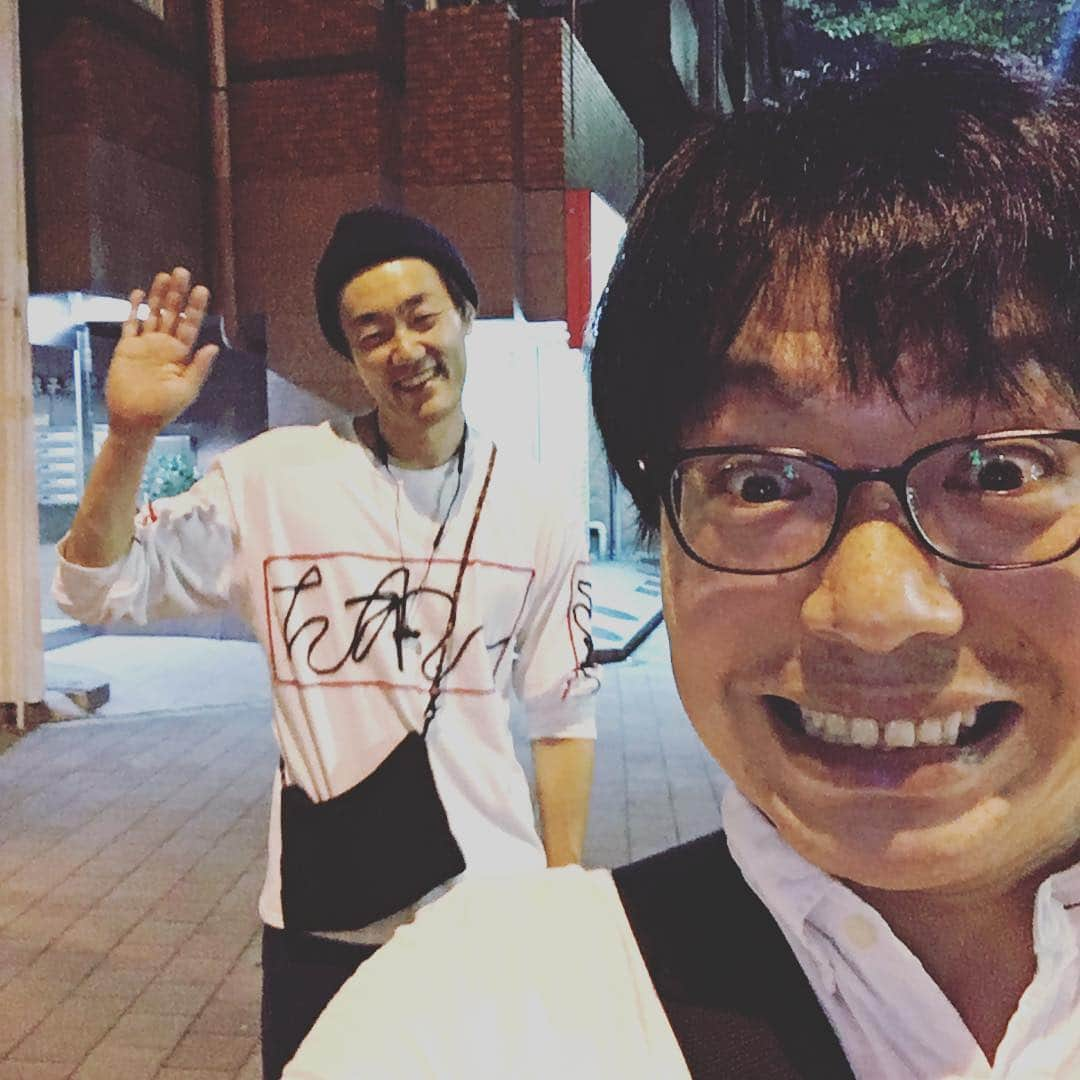 押見泰憲さんのインスタグラム写真 - (押見泰憲Instagram)「昨夜は、ガリットチュウ熊谷さん、グランジ五明、作家ゴージャス村上とその妻浅野千鶴さん…のメンバーで村上宅で飲み。不定期開催の飲み。みんながみんなを励まし傷つけ合いそして癒す時間。帰りに五明と撮った写真。…ほら、俺自身もみたことがない表情の俺と、不気味笑顔の五明。#グランジ五明#犬の心押見」9月24日 11時30分 - oshimi_yasunori