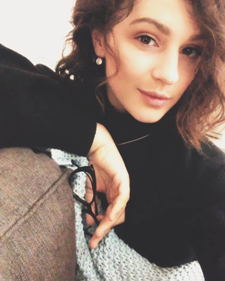 ナタリア・カリシェクのインスタグラム：「☔️📖💭#sweaterweather #sunday #evening」