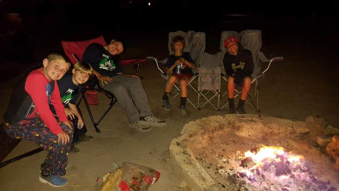 ジャクソン・ロバート・スコットさんのインスタグラム写真 - (ジャクソン・ロバート・スコットInstagram)「Ghost Stories and Marshmallows. Cub Scout Campout...Always a blast! 🏕🔦🎒🔥🌭👻🌲🦌🐿」9月24日 5時40分 - jacksonrobertscottofficial